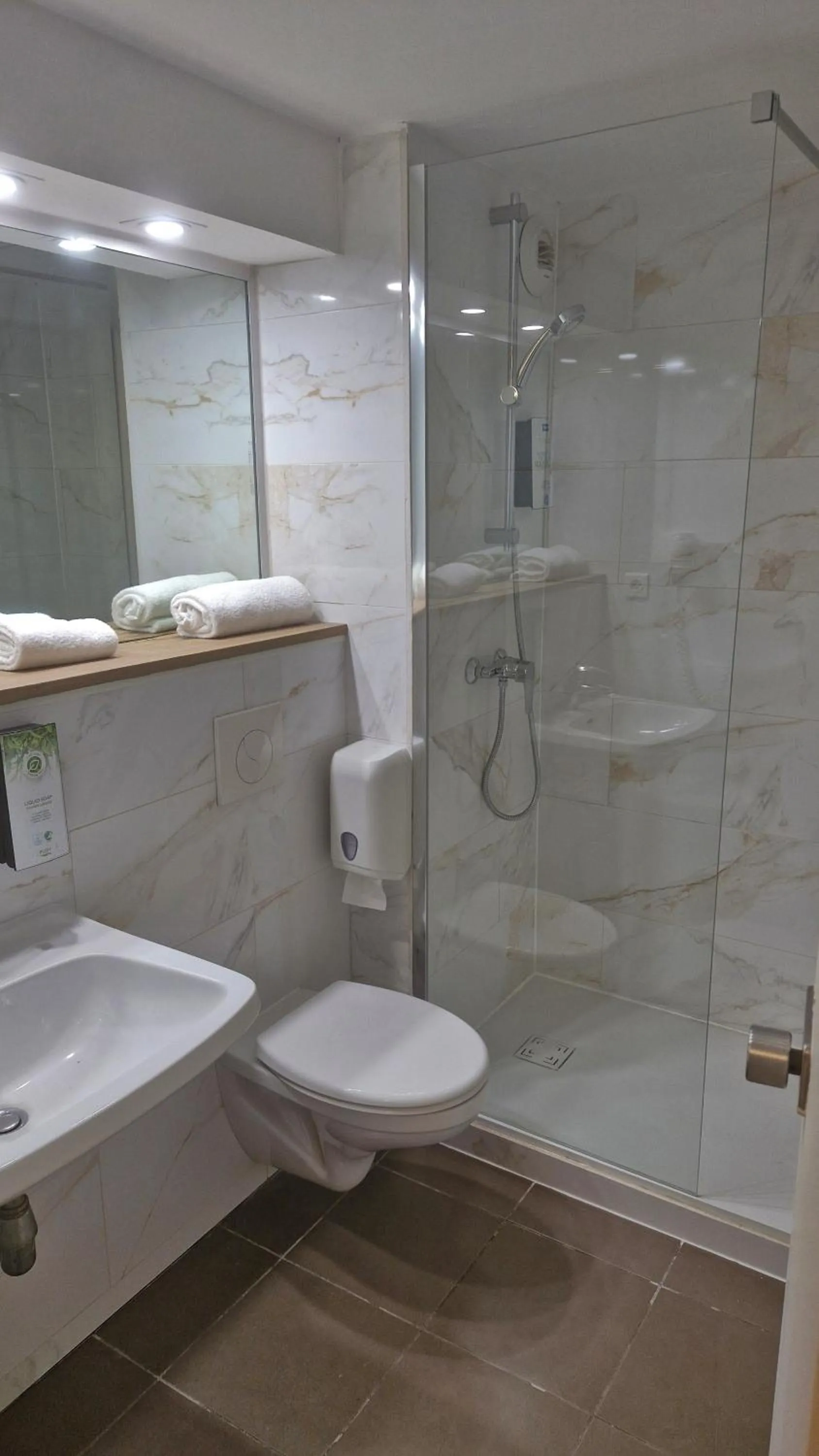 Bathroom in Kyriad Carcassonne - Aéroport