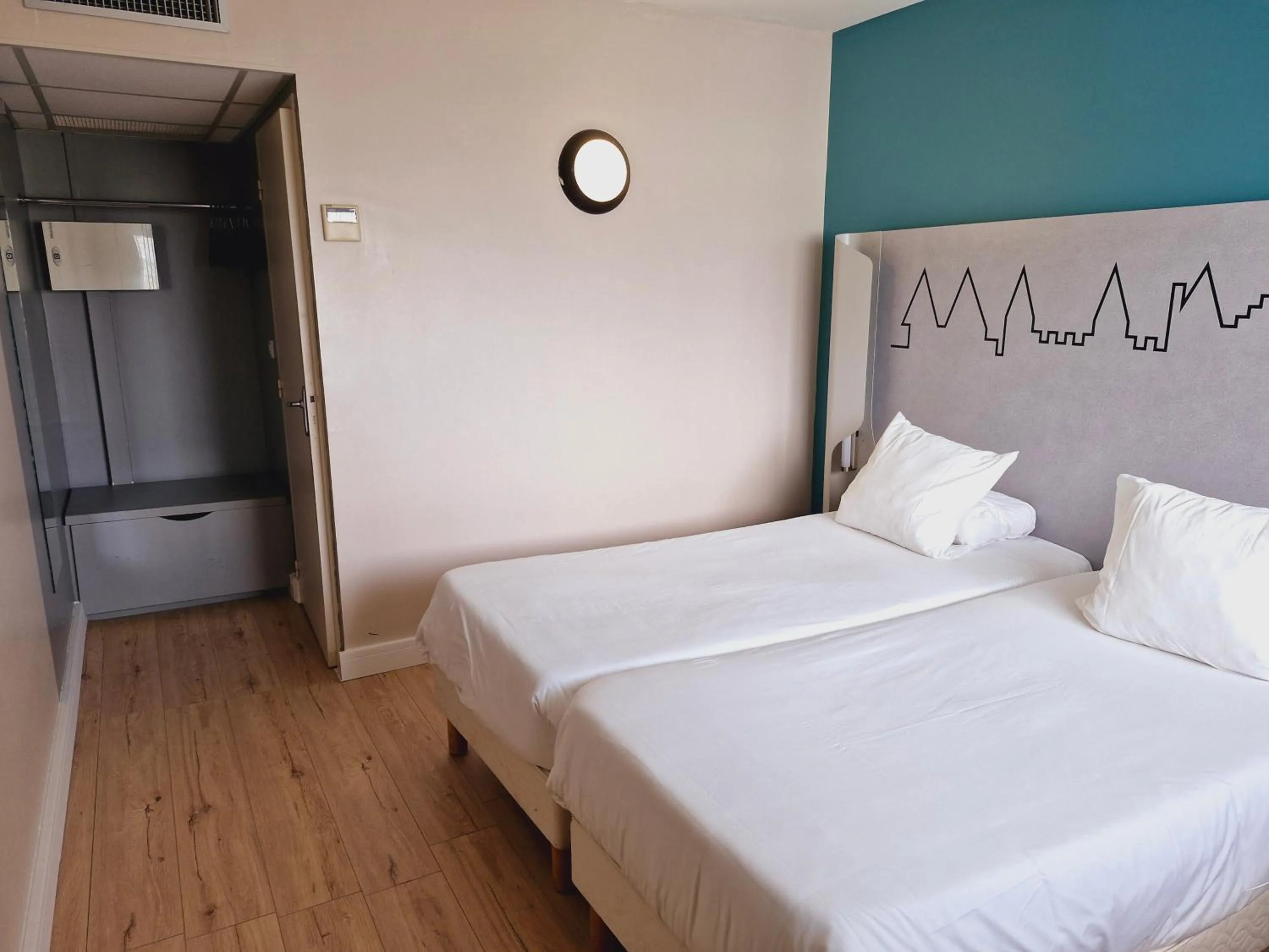 Property building, Bed in Kyriad Carcassonne - Aéroport