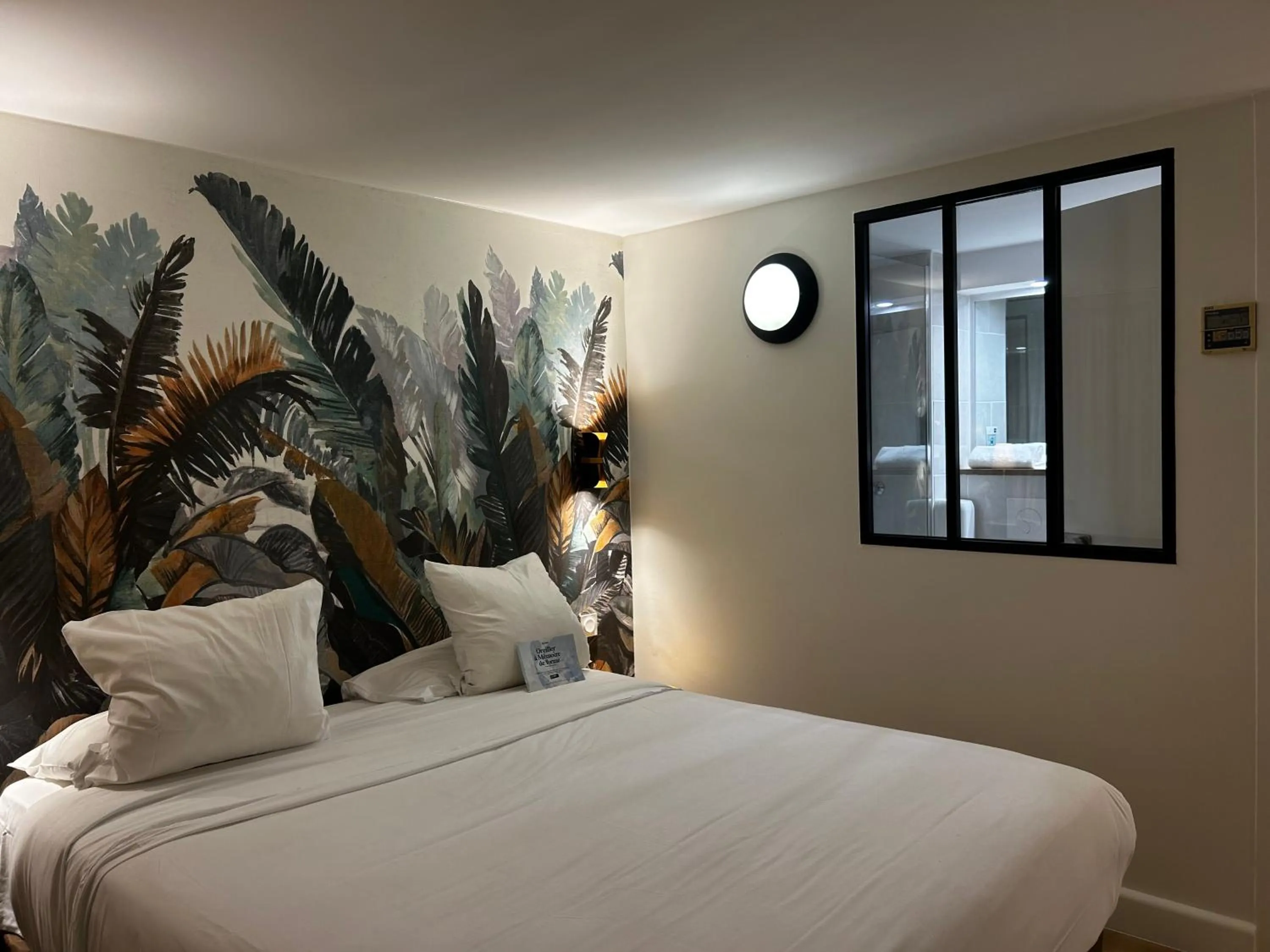 Property building, Bed in Kyriad Carcassonne - Aéroport