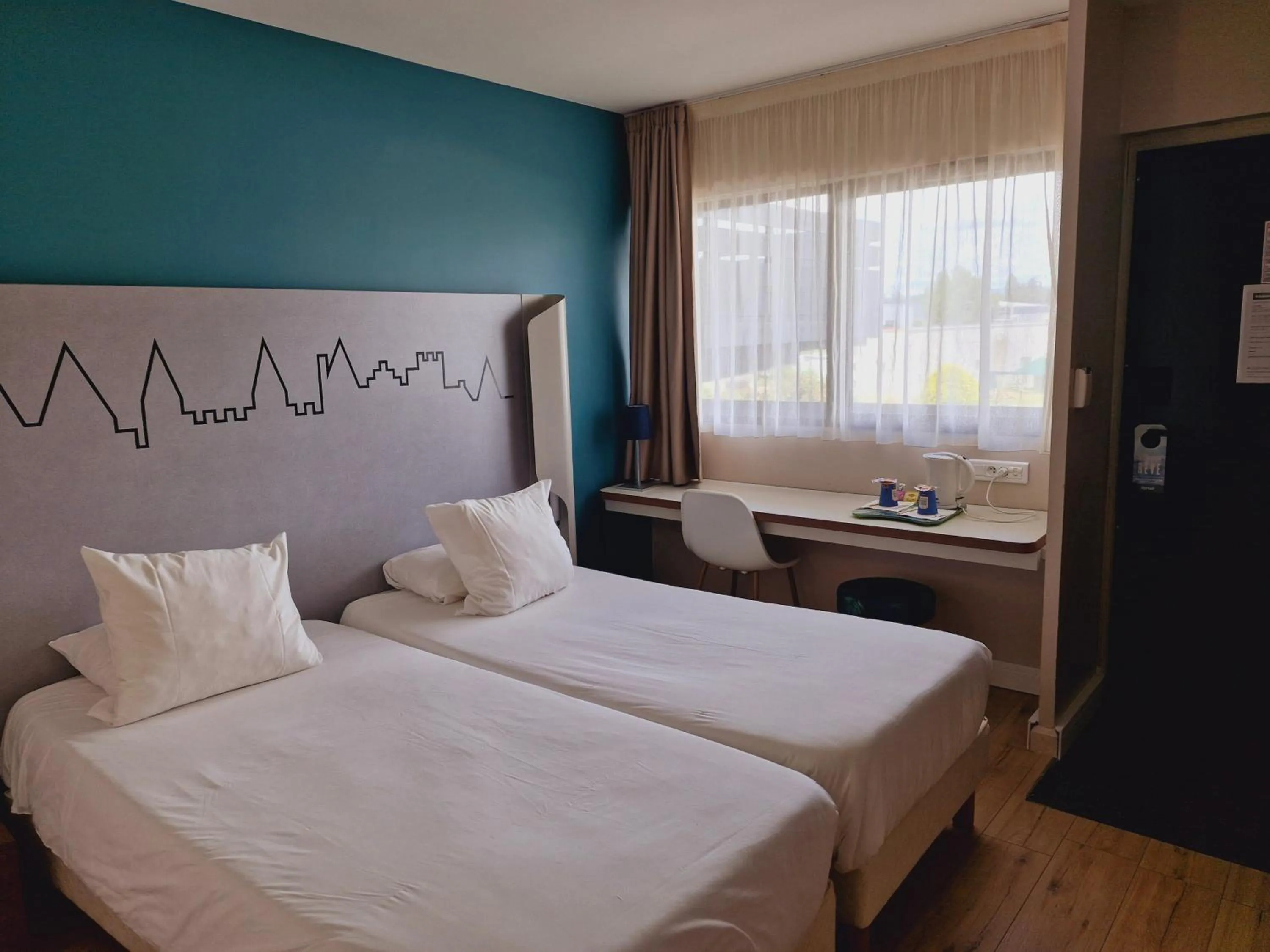 Property building, Bed in Kyriad Carcassonne - Aéroport