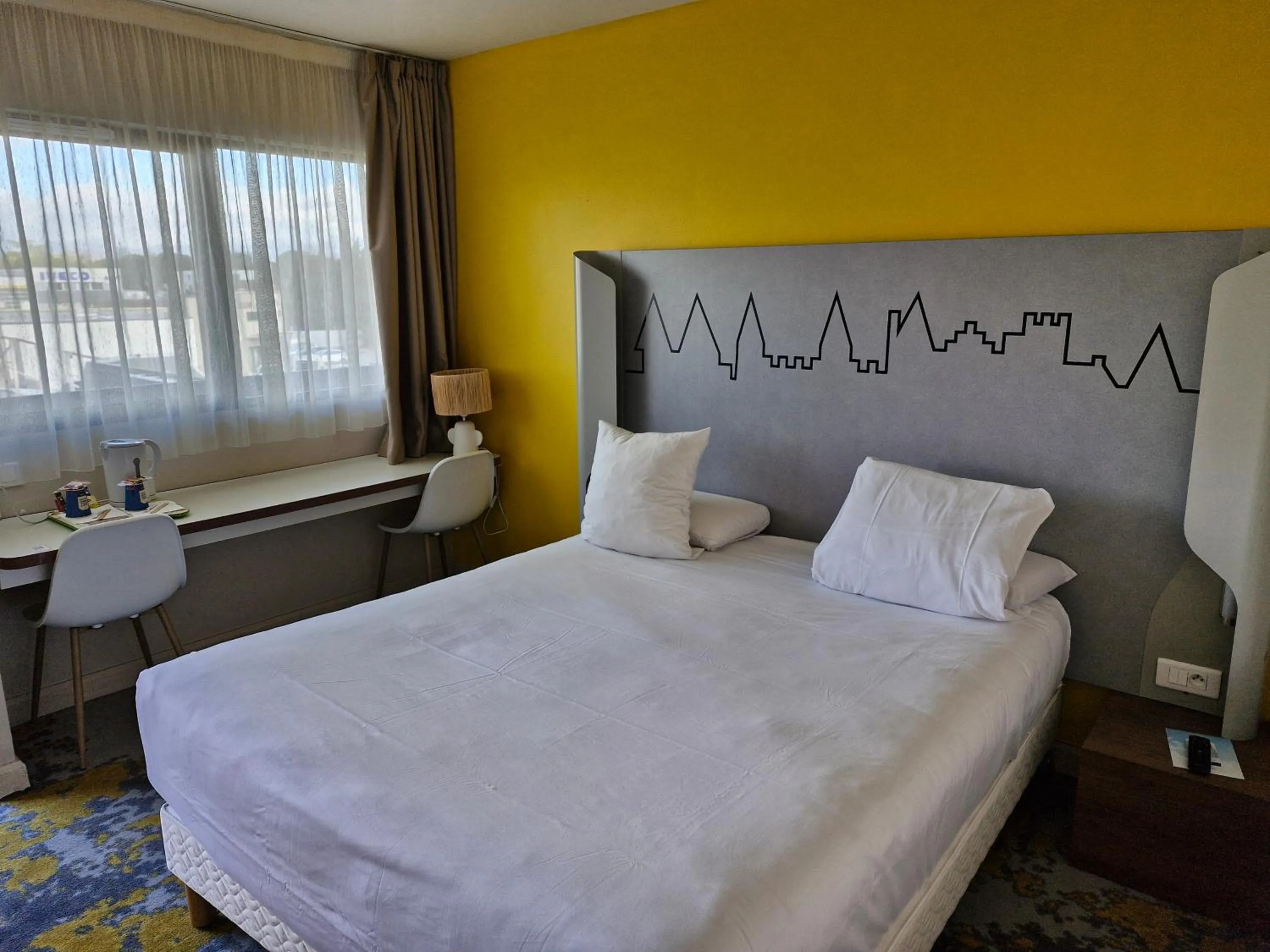 Property building, Bed in Kyriad Carcassonne - Aéroport