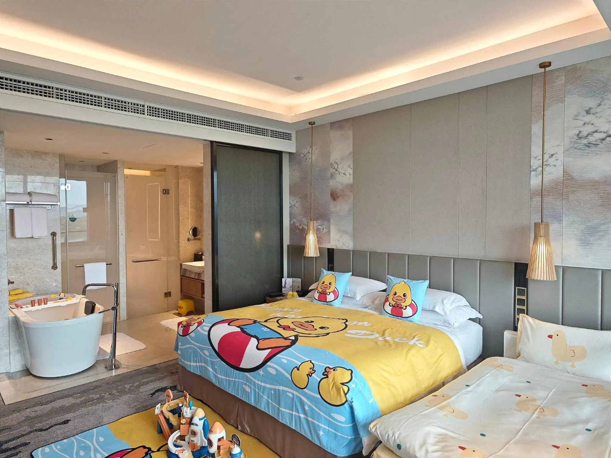 Photo of the whole room, Bed in Crowne Plaza Huzhou by IHG
