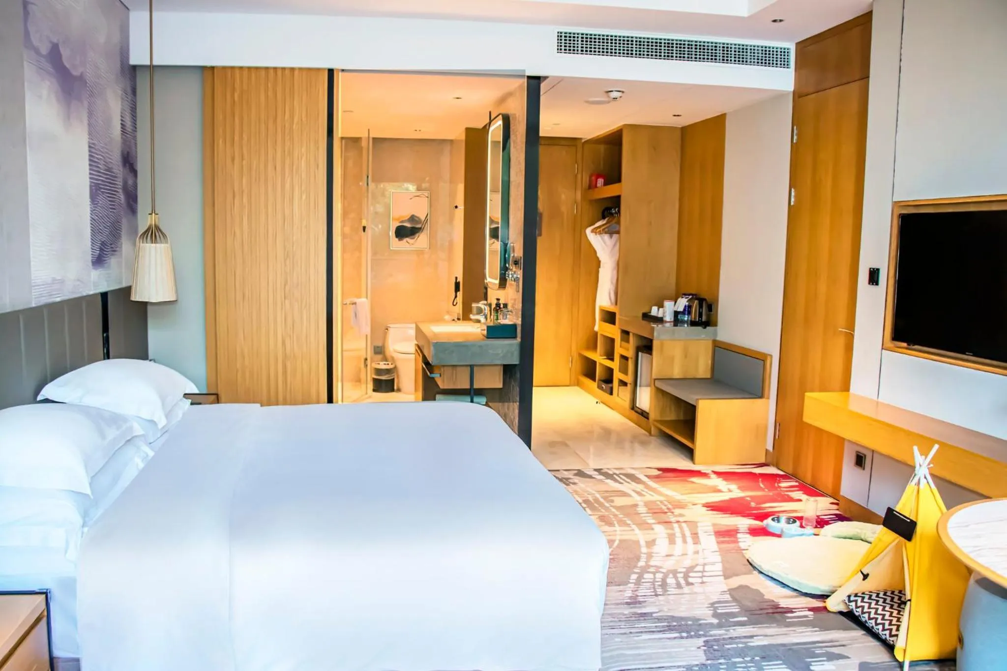 Photo of the whole room, Bed in Crowne Plaza Huzhou by IHG