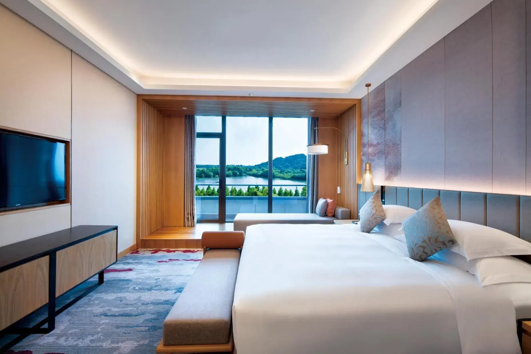 One-Bedroom King Suite with Lake View in Crowne Plaza Huzhou by IHG One-Bedroom King Suite with Lake View in Crowne Plaza Huzhou by IHG