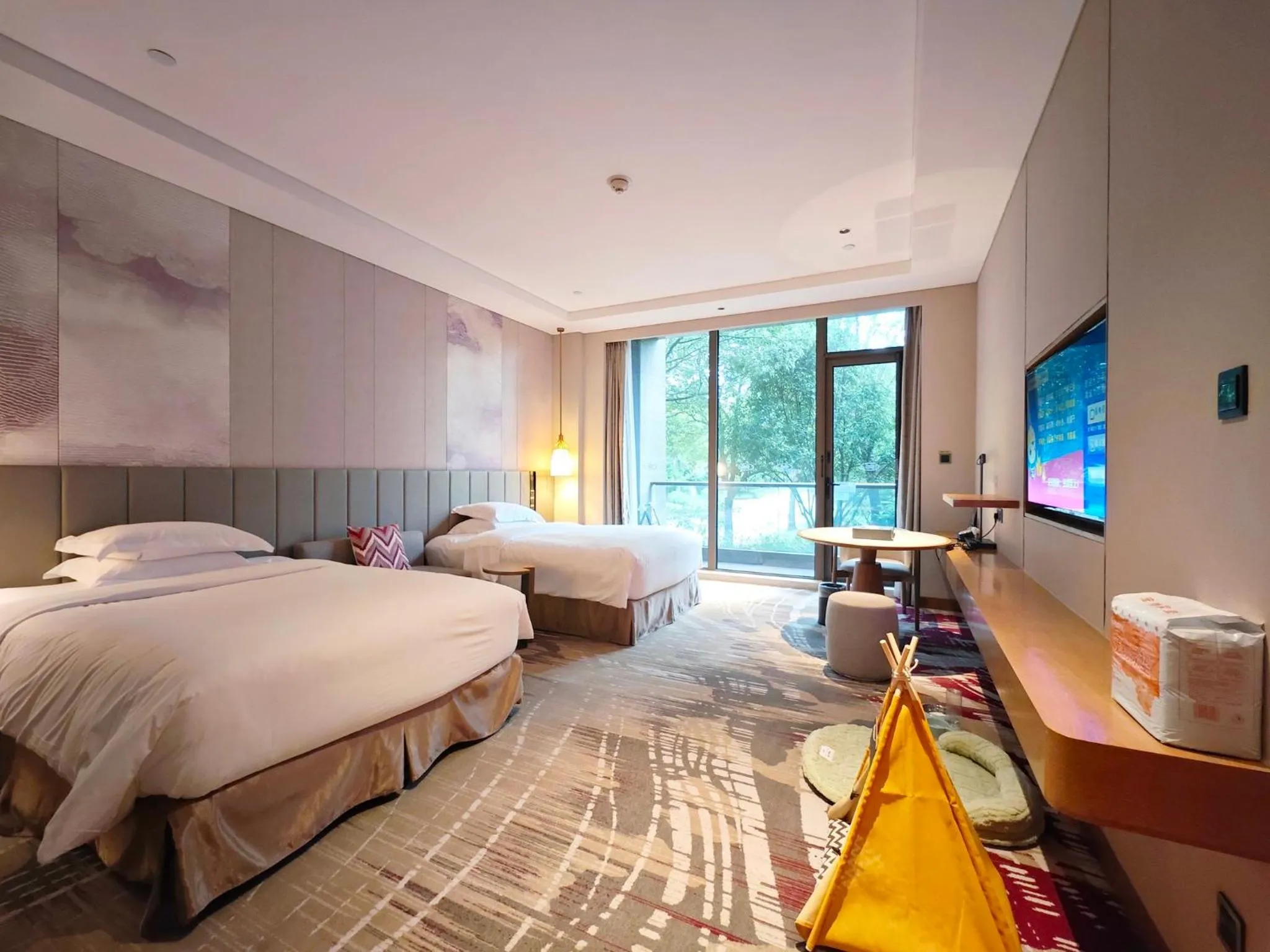 Photo of the whole room, Bed in Crowne Plaza Huzhou by IHG