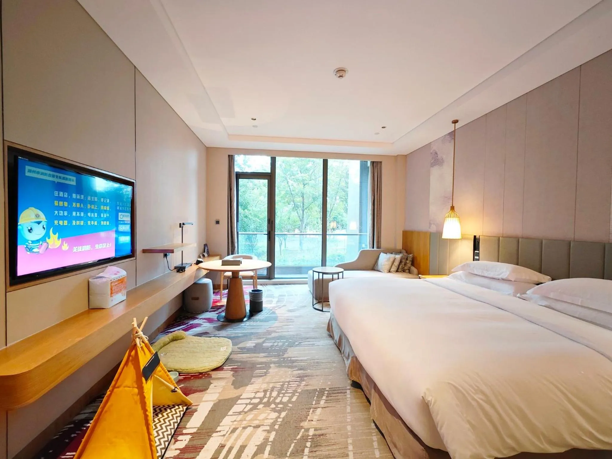 Photo of the whole room, Bed in Crowne Plaza Huzhou by IHG