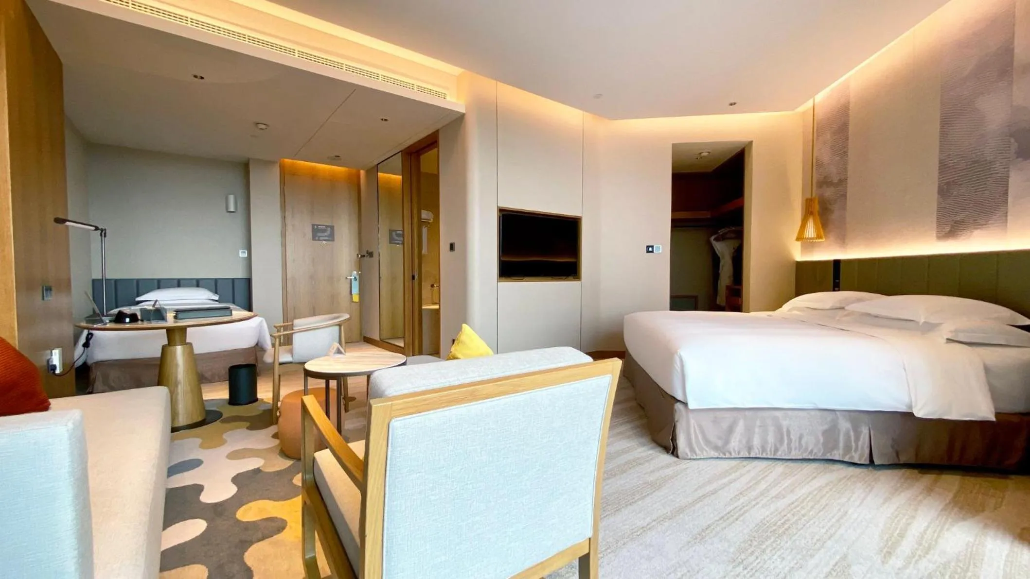 Photo of the whole room, Bed in Crowne Plaza Huzhou by IHG
