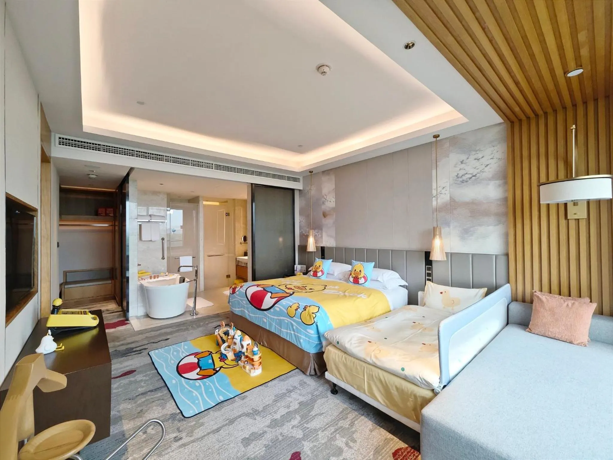 Photo of the whole room, Bed in Crowne Plaza Huzhou by IHG