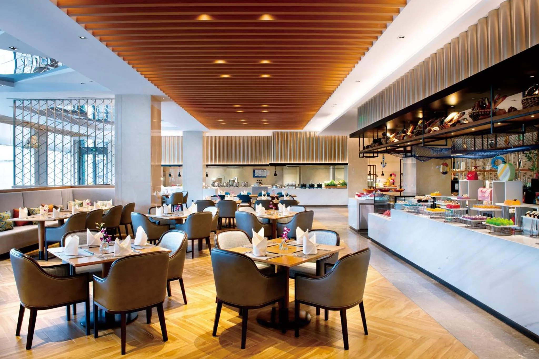 Restaurant/places to eat in Crowne Plaza Huzhou by IHG