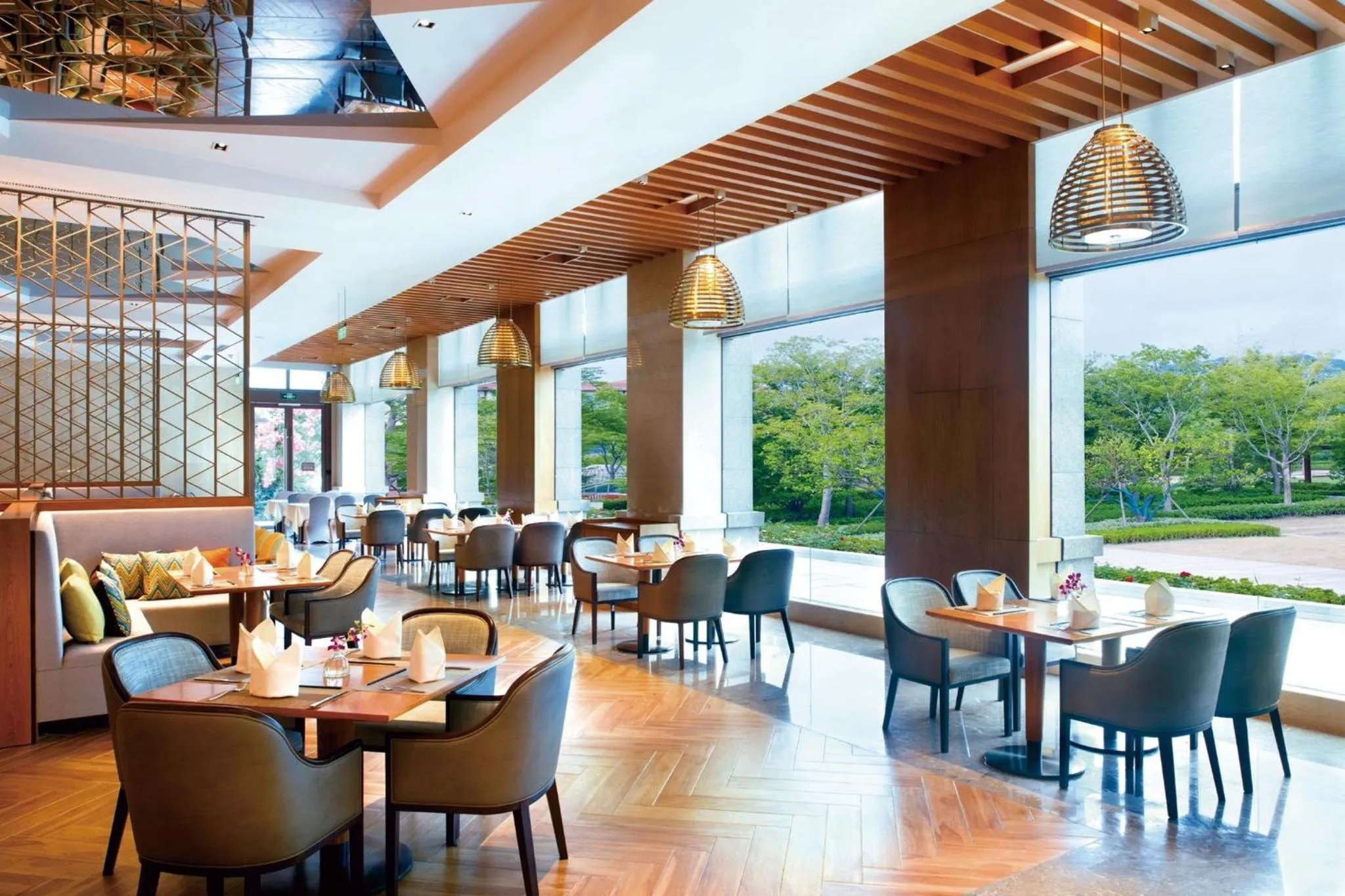 Restaurant/places to eat in Crowne Plaza Huzhou by IHG
