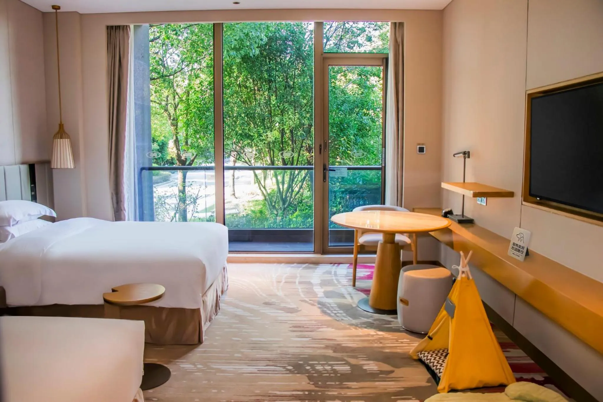 Photo of the whole room, Bed in Crowne Plaza Huzhou by IHG