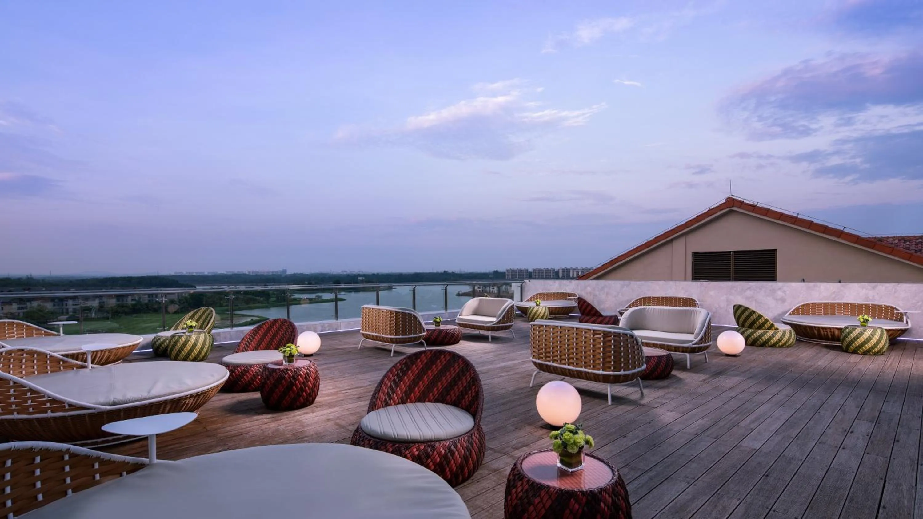 Lounge or bar in Holiday Inn Resort Qionghai Guantang by IHG