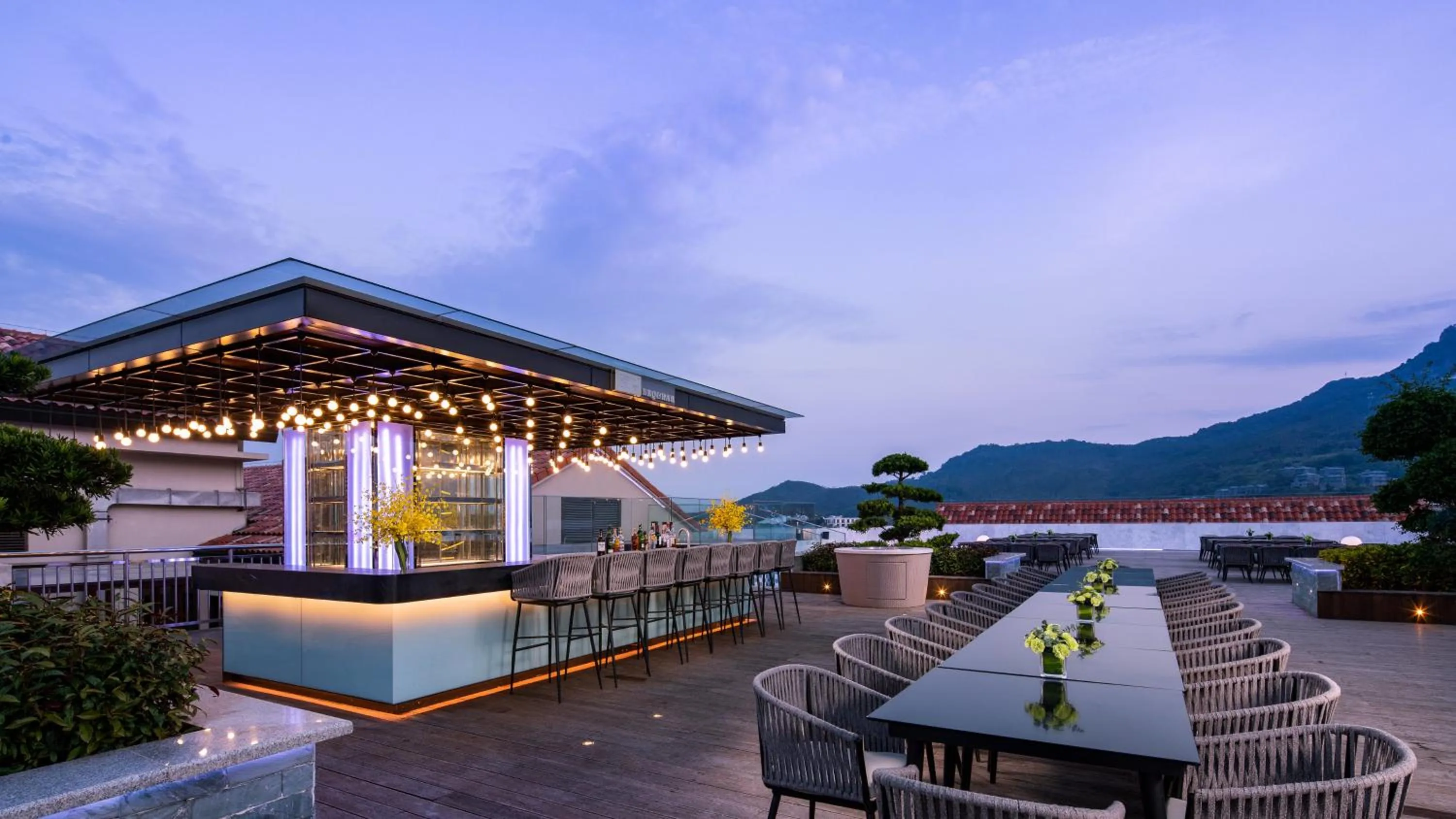 Lounge or bar in Holiday Inn Resort Qionghai Guantang by IHG