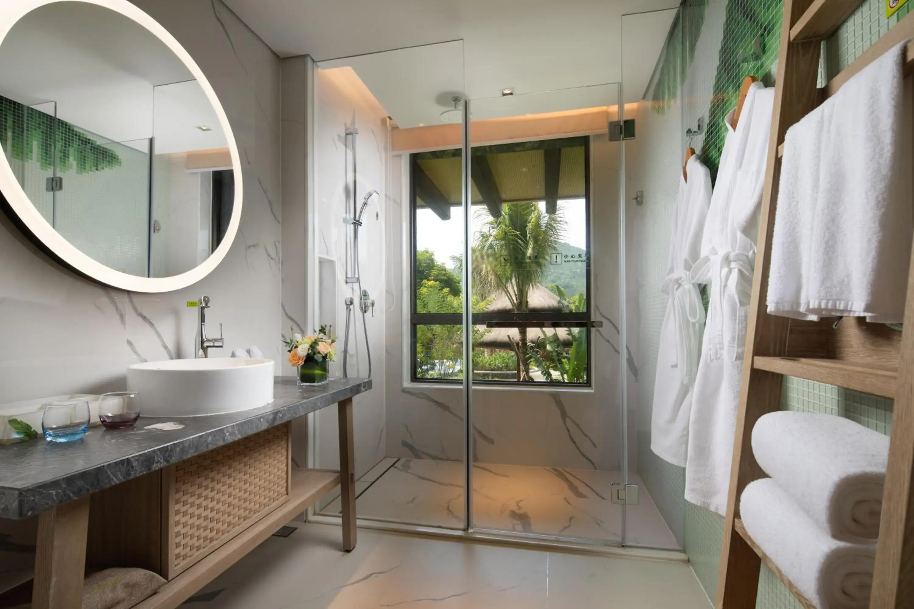 Standard Twin Room with Balcony and Garden View in Holiday Inn Resort Qionghai Guantang by IHG Standard Twin Room with Balcony and Garden View in Holiday Inn Resort Qionghai Guantang by IHG