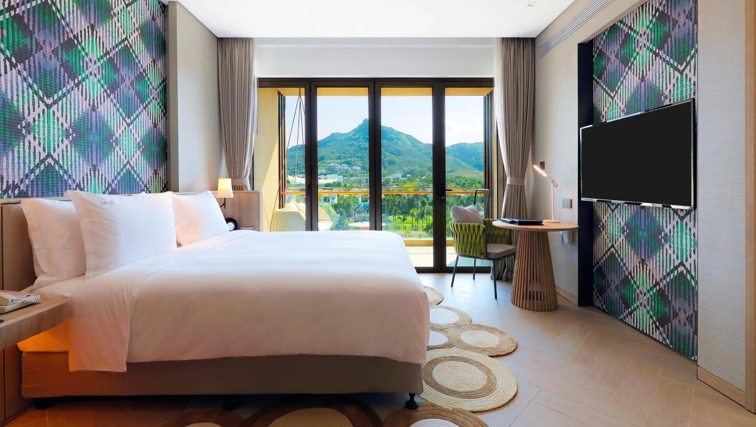 Photo of the whole room, Bed in Holiday Inn Resort Qionghai Guantang by IHG