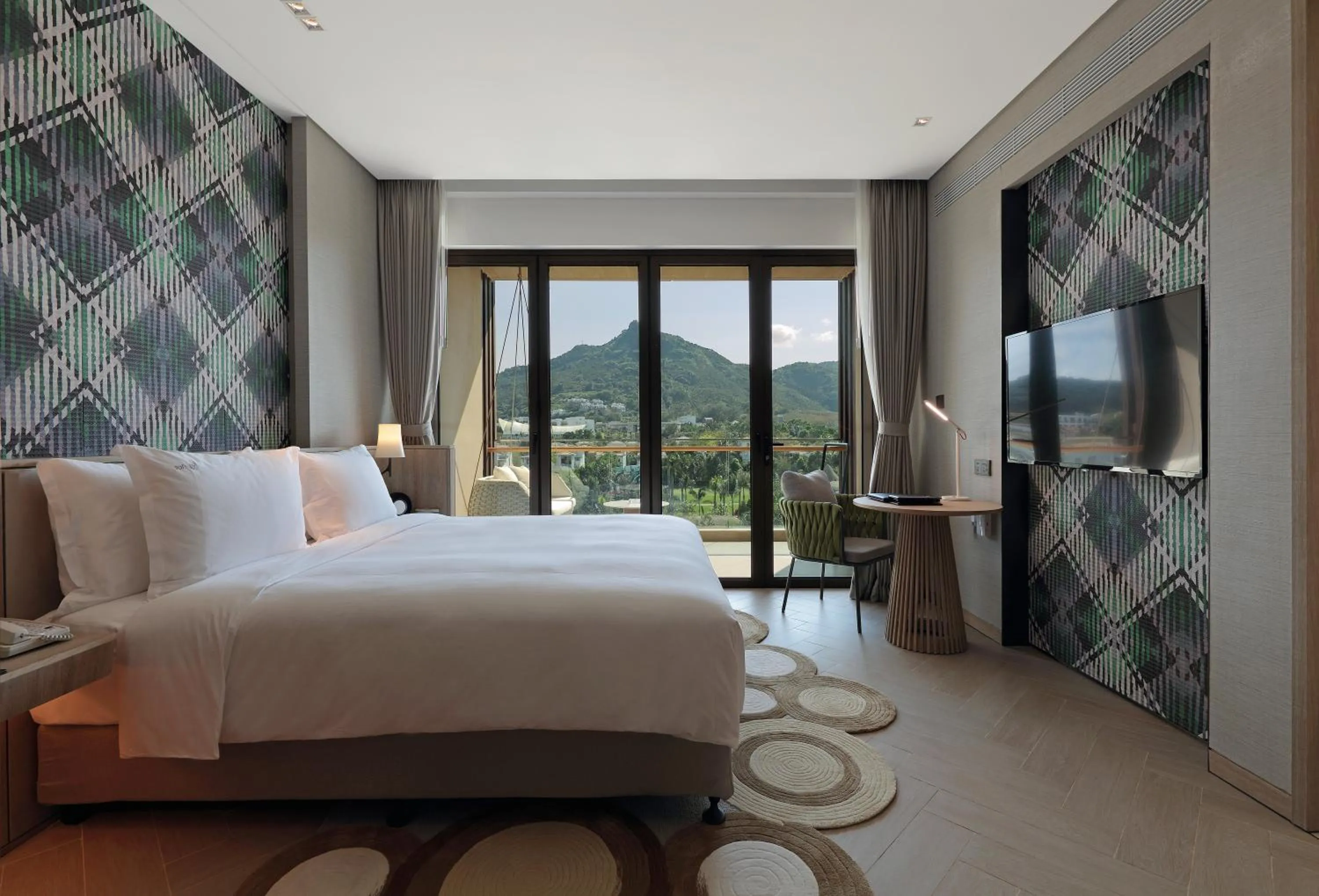 Photo of the whole room, Bed in Holiday Inn Resort Qionghai Guantang by IHG