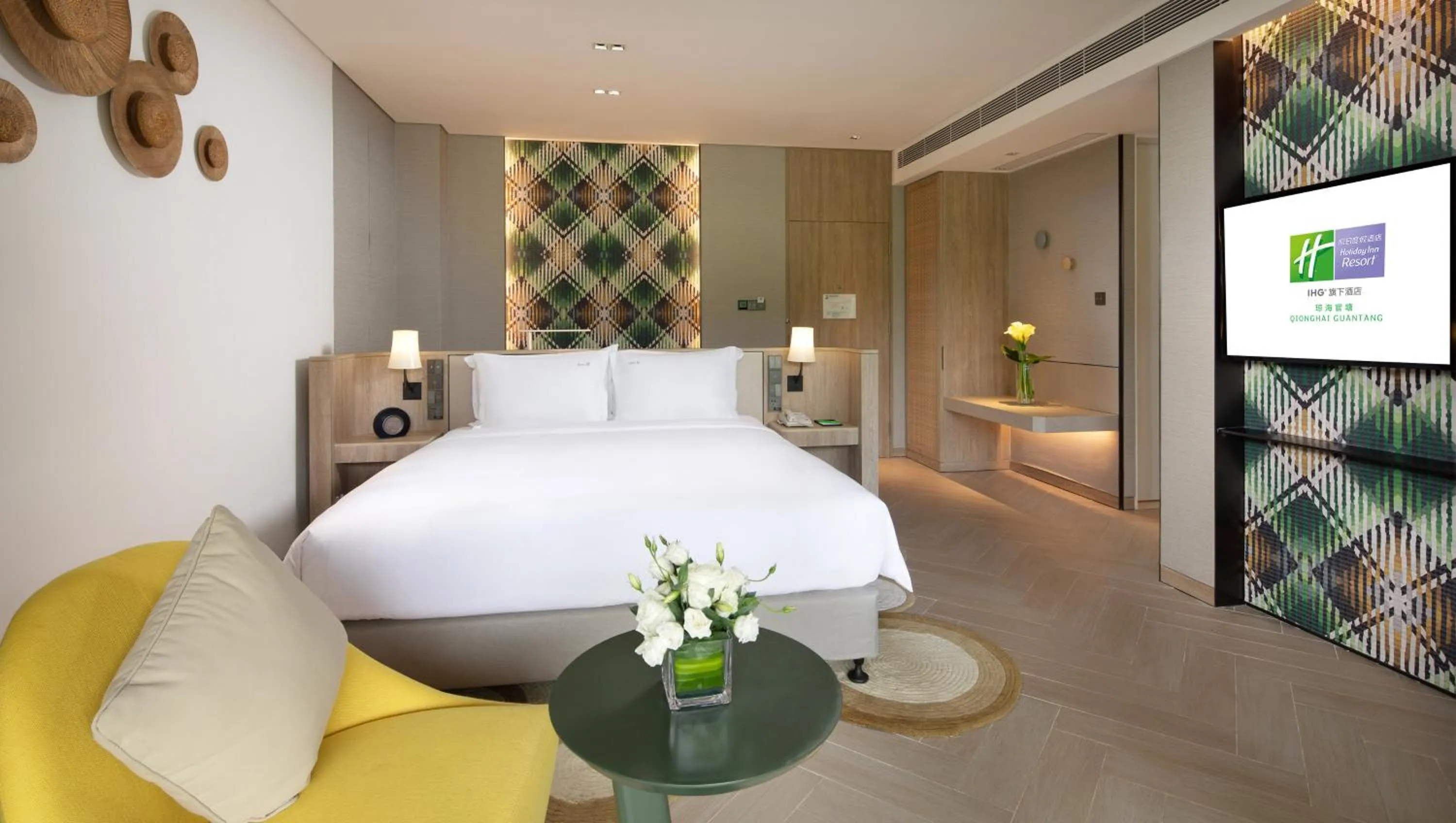 Photo of the whole room, Bed in Holiday Inn Resort Qionghai Guantang by IHG