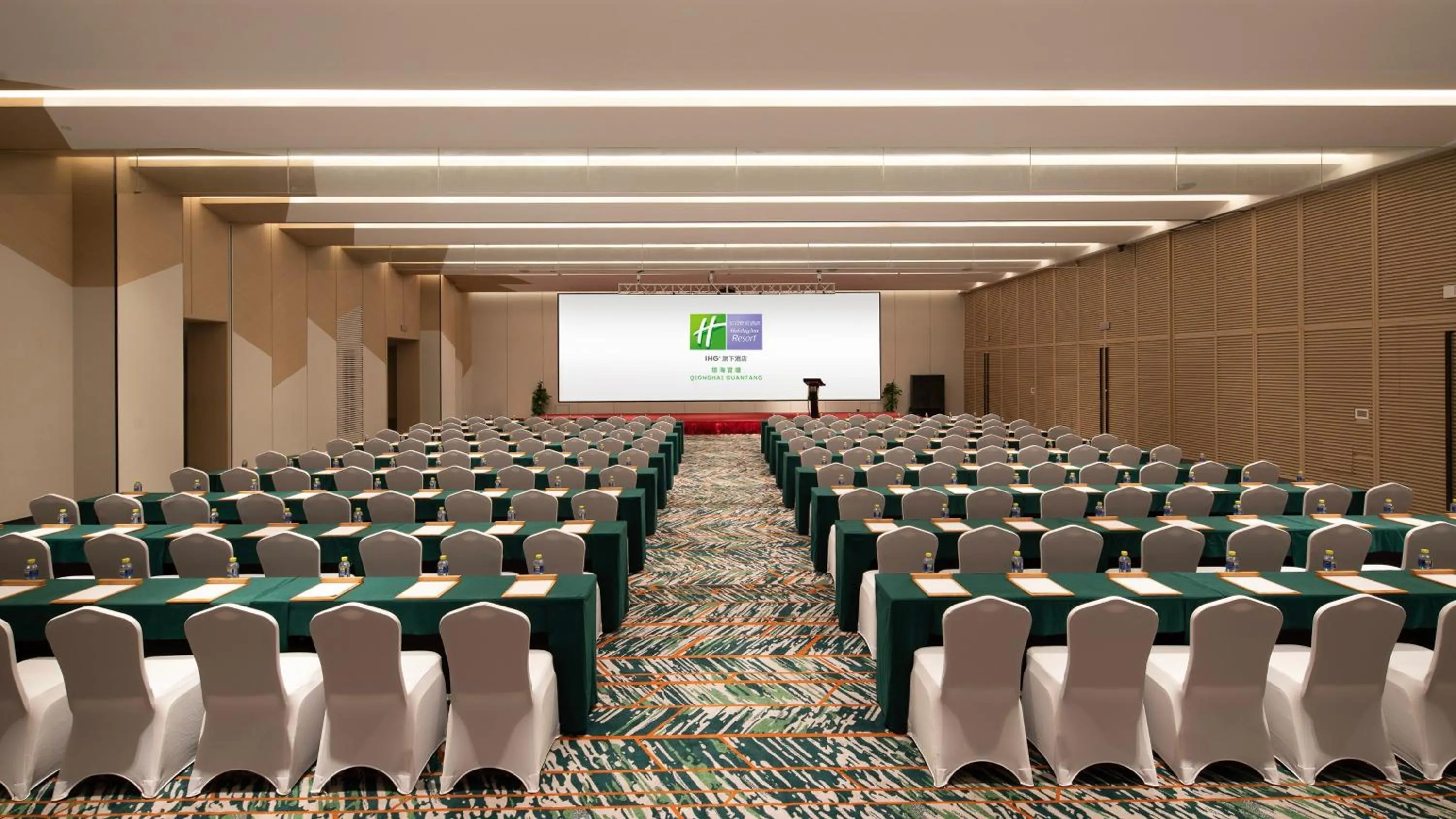 Meeting/conference room in Holiday Inn Resort Qionghai Guantang by IHG