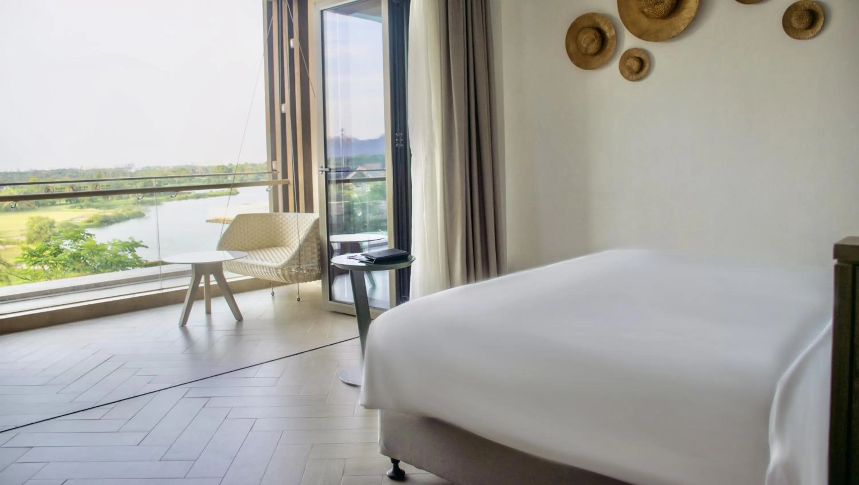 Photo of the whole room, Bed in Holiday Inn Resort Qionghai Guantang by IHG