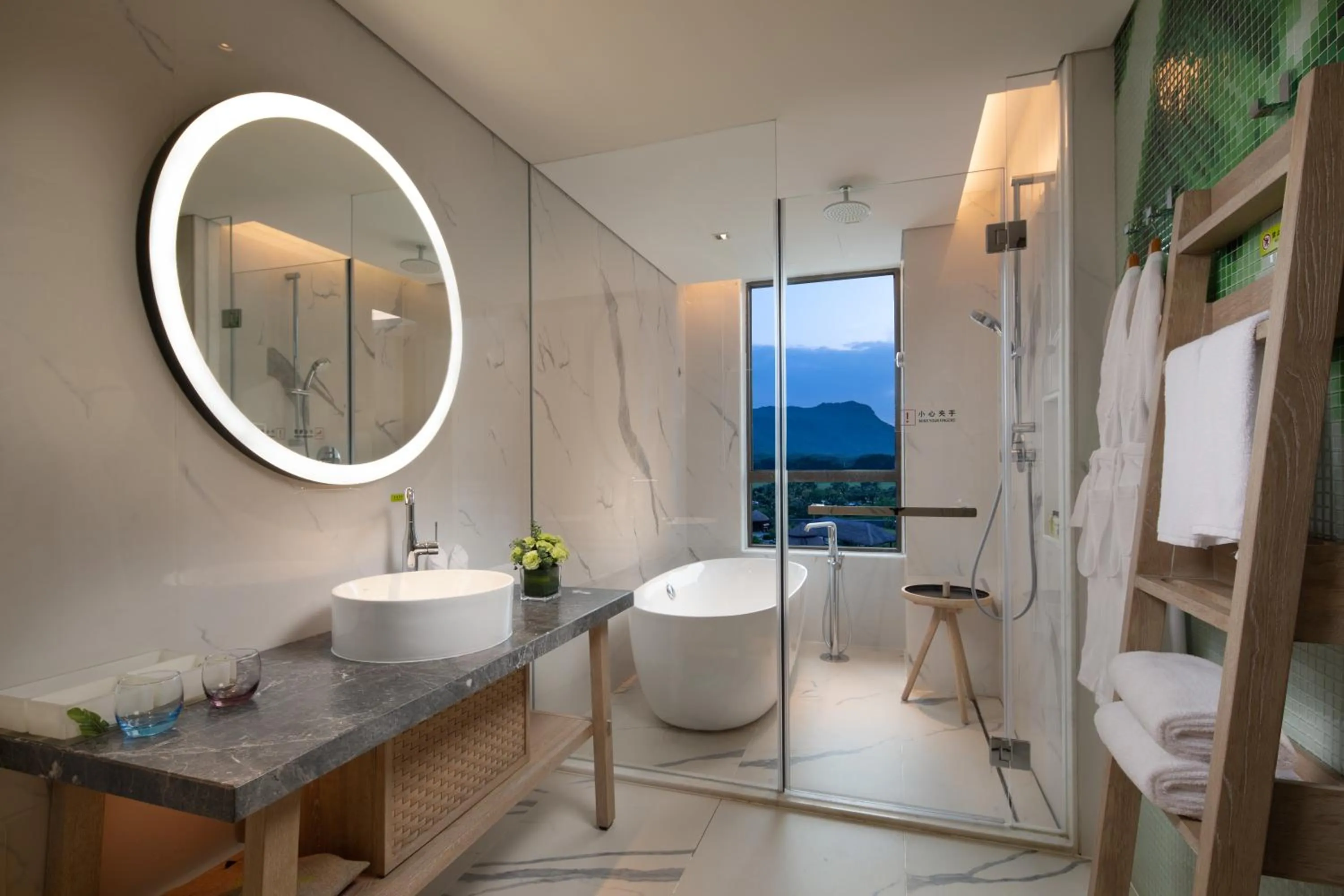 Toilet in Holiday Inn Resort Qionghai Guantang by IHG