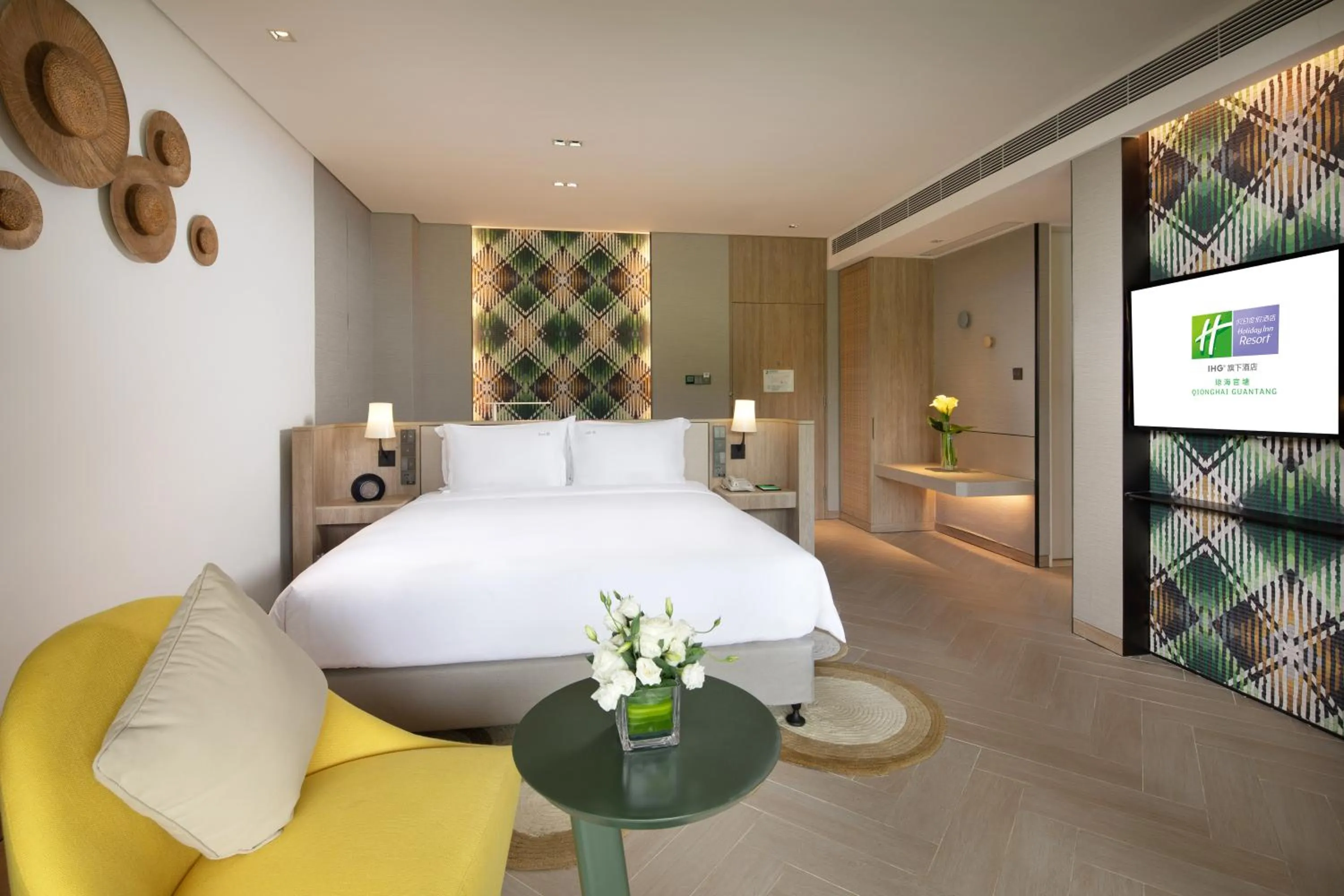 On site, Bed in Holiday Inn Resort Qionghai Guantang by IHG