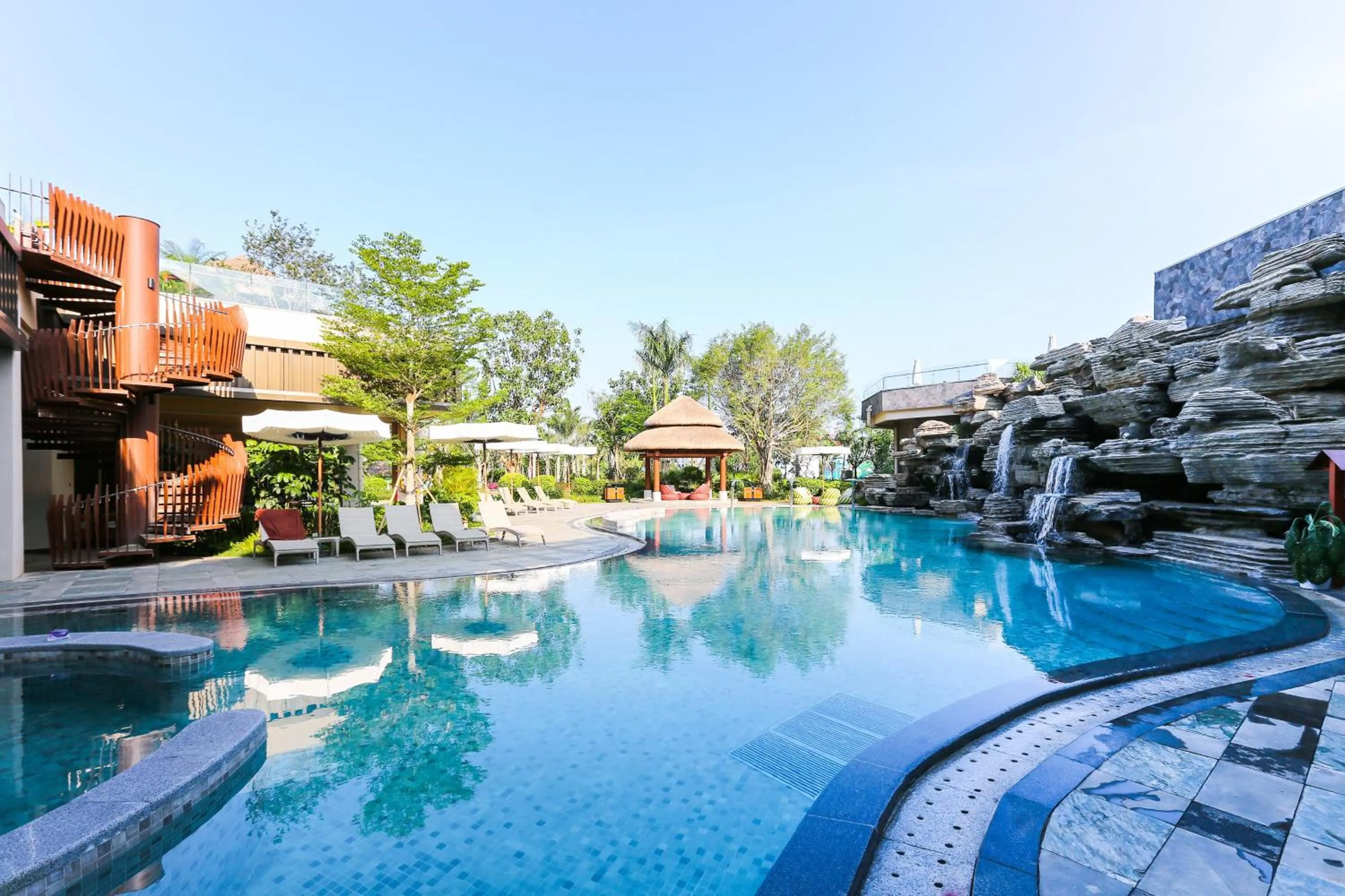 Spa and wellness centre/facilities in Holiday Inn Resort Qionghai Guantang by IHG