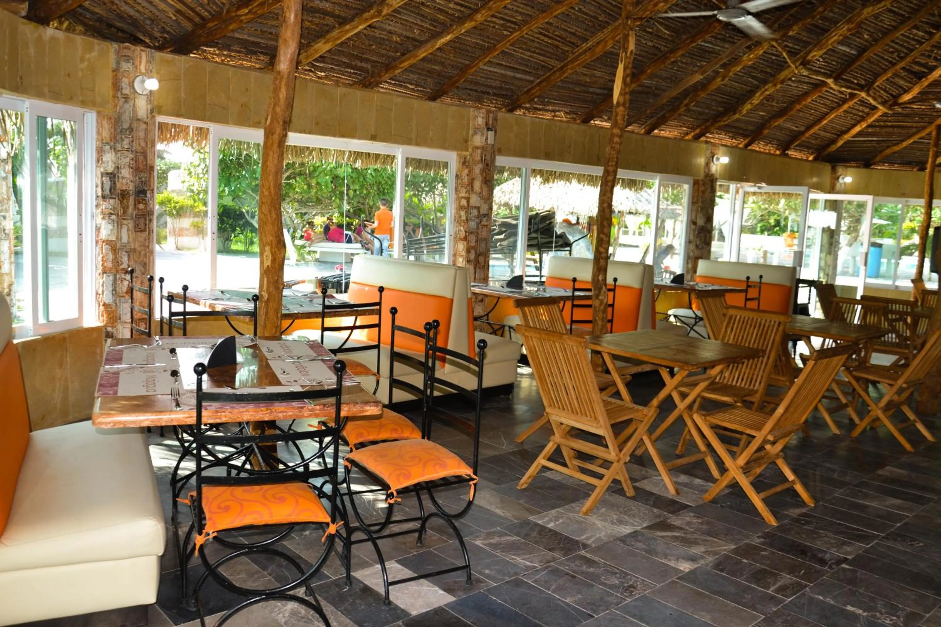 Restaurant/places to eat in Bon Jesus Hotel