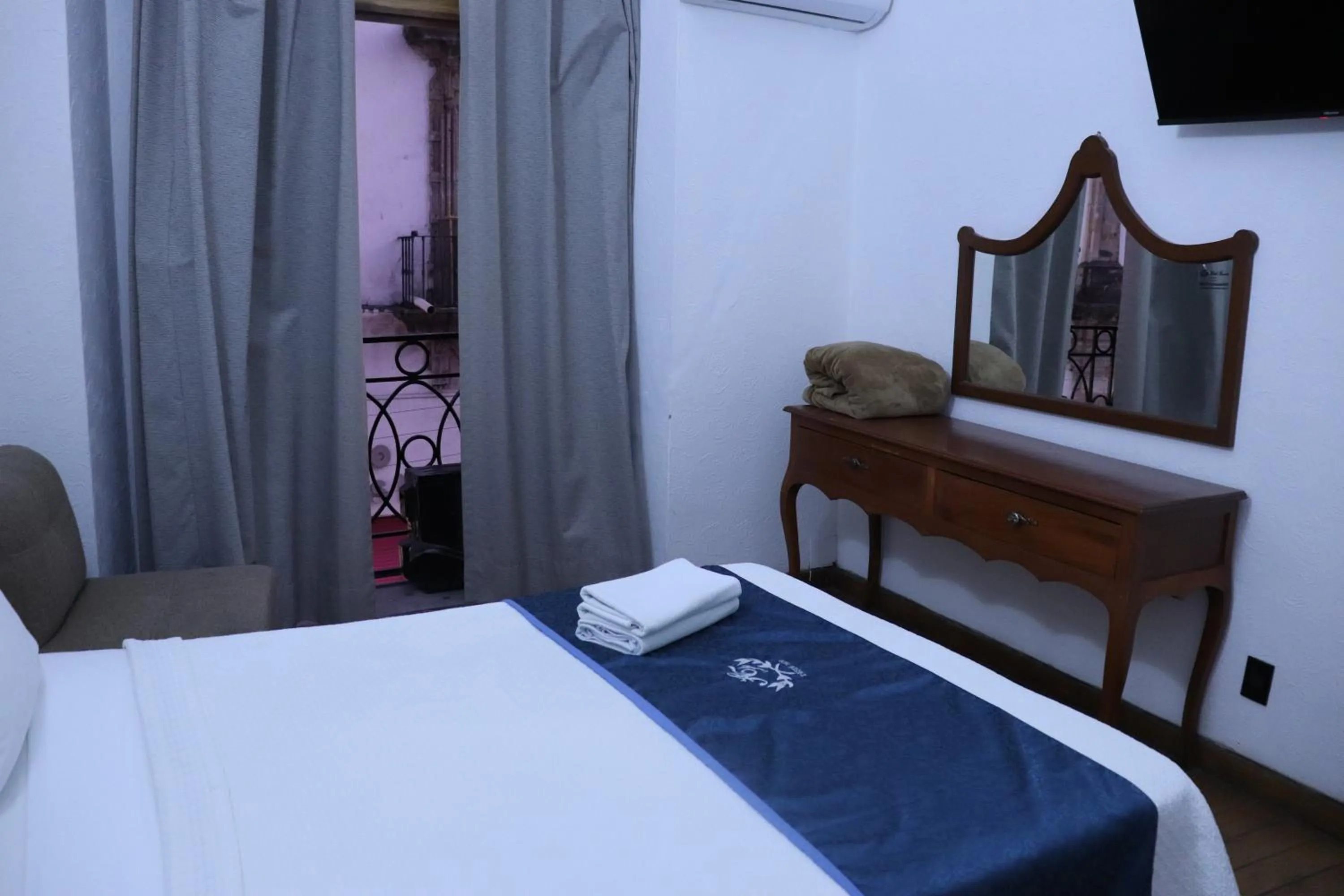 Bedroom, Bed in Hotel Frances