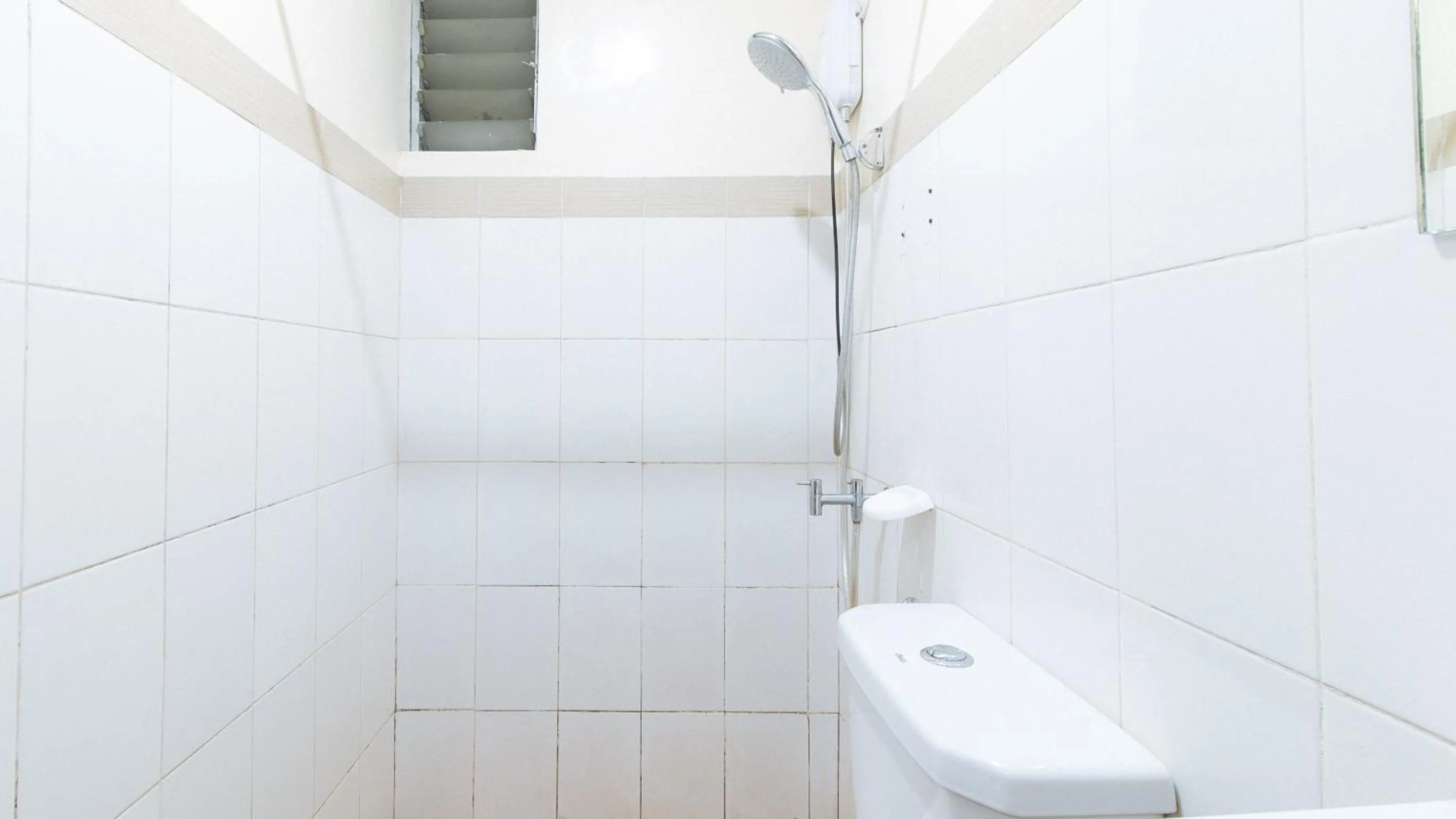 Shower in RedDoorz at DBuilders Rooms Ph2 Taguig