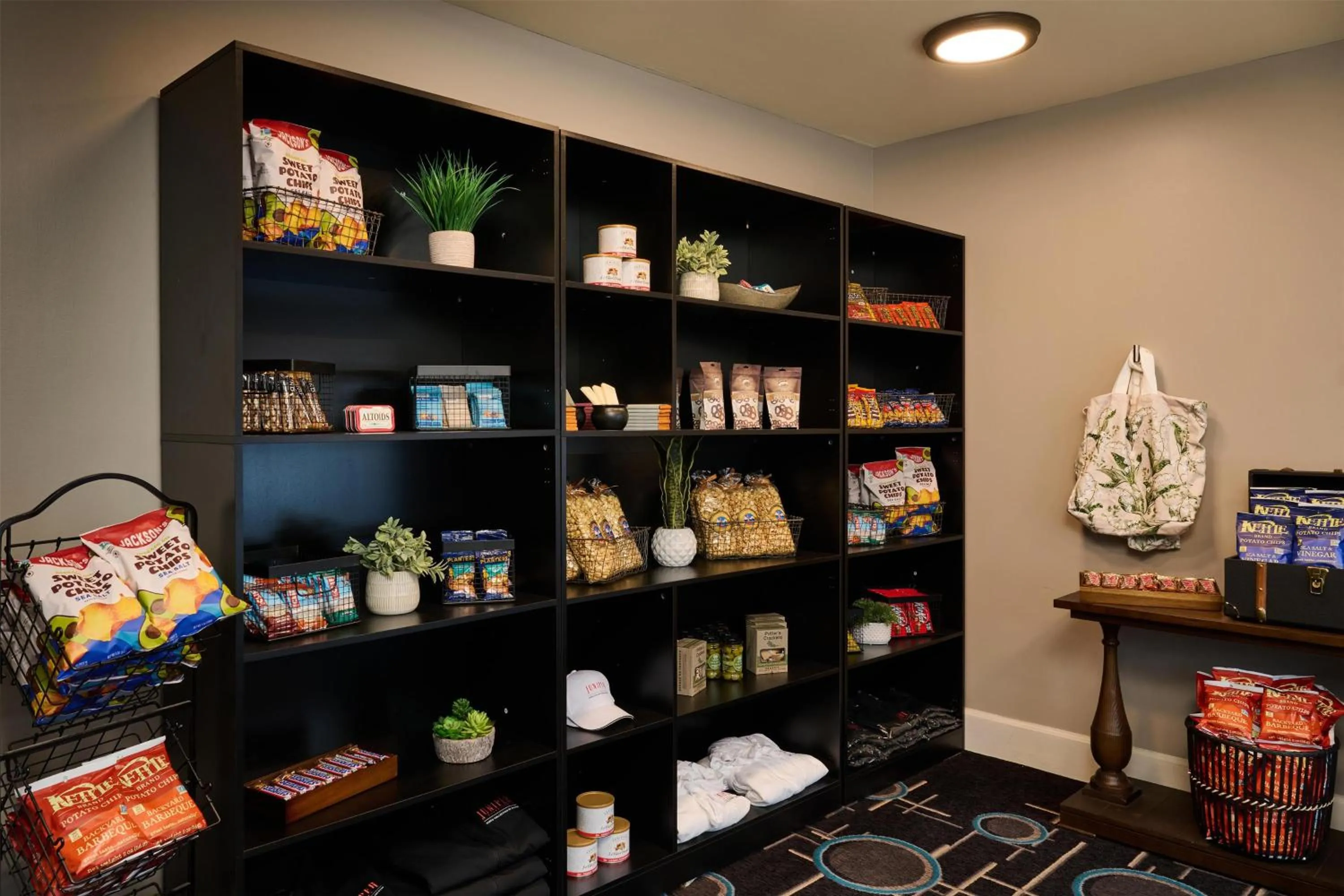 On-site shops in Juniper Hotel Cupertino, Curio Collection by Hilton