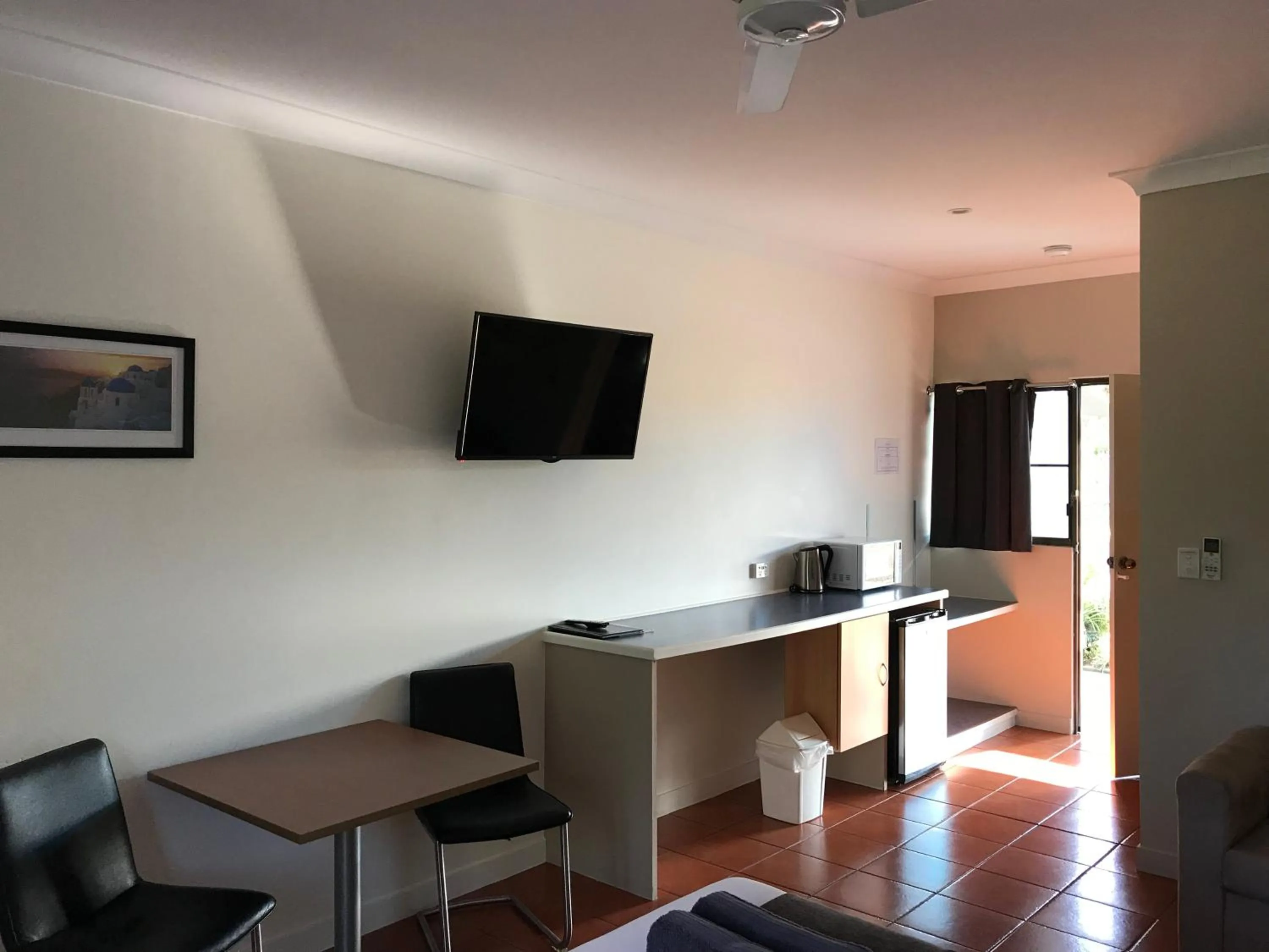 TV and multimedia in Birch Motel Bowen Previously Known as Bowen Arrow Motel