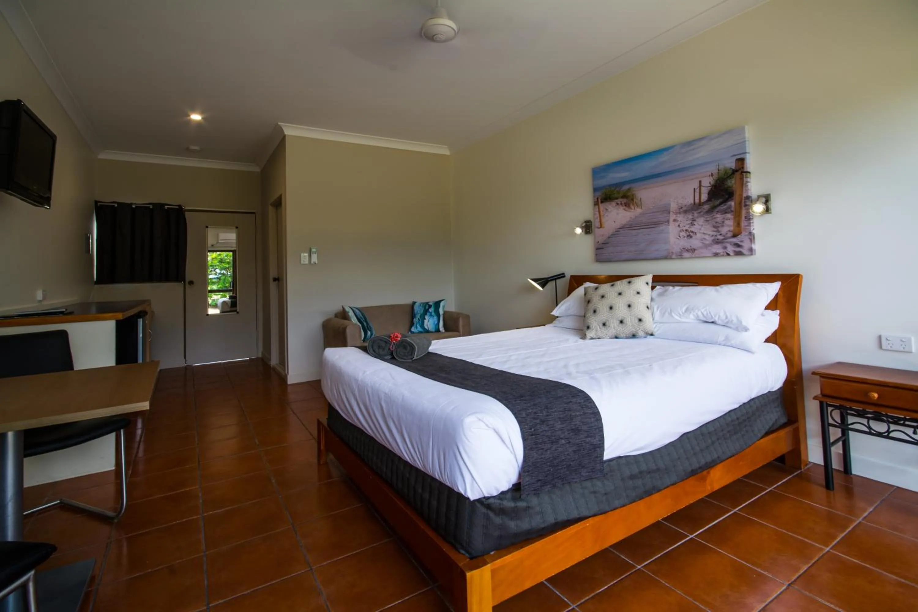 Photo of the whole room, Bed in Birch Motel Bowen Previously Known as Bowen Arrow Motel