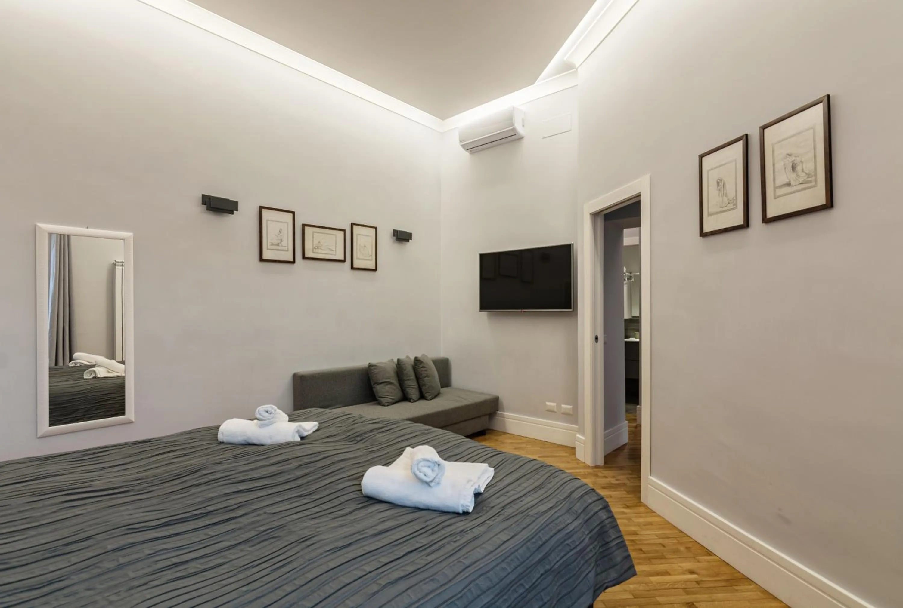 Photo of the whole room, Bed in President Gardens