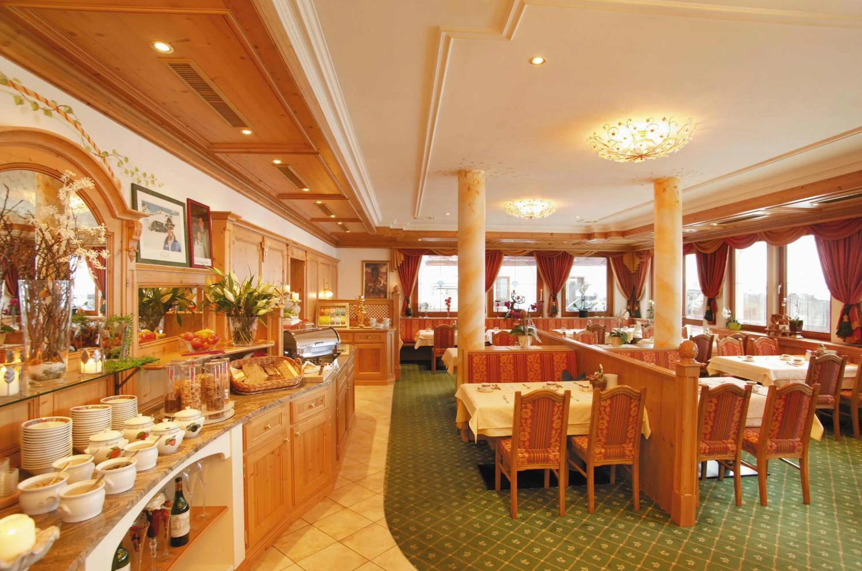 Restaurant/places to eat in Alpenresidenz Trisanna