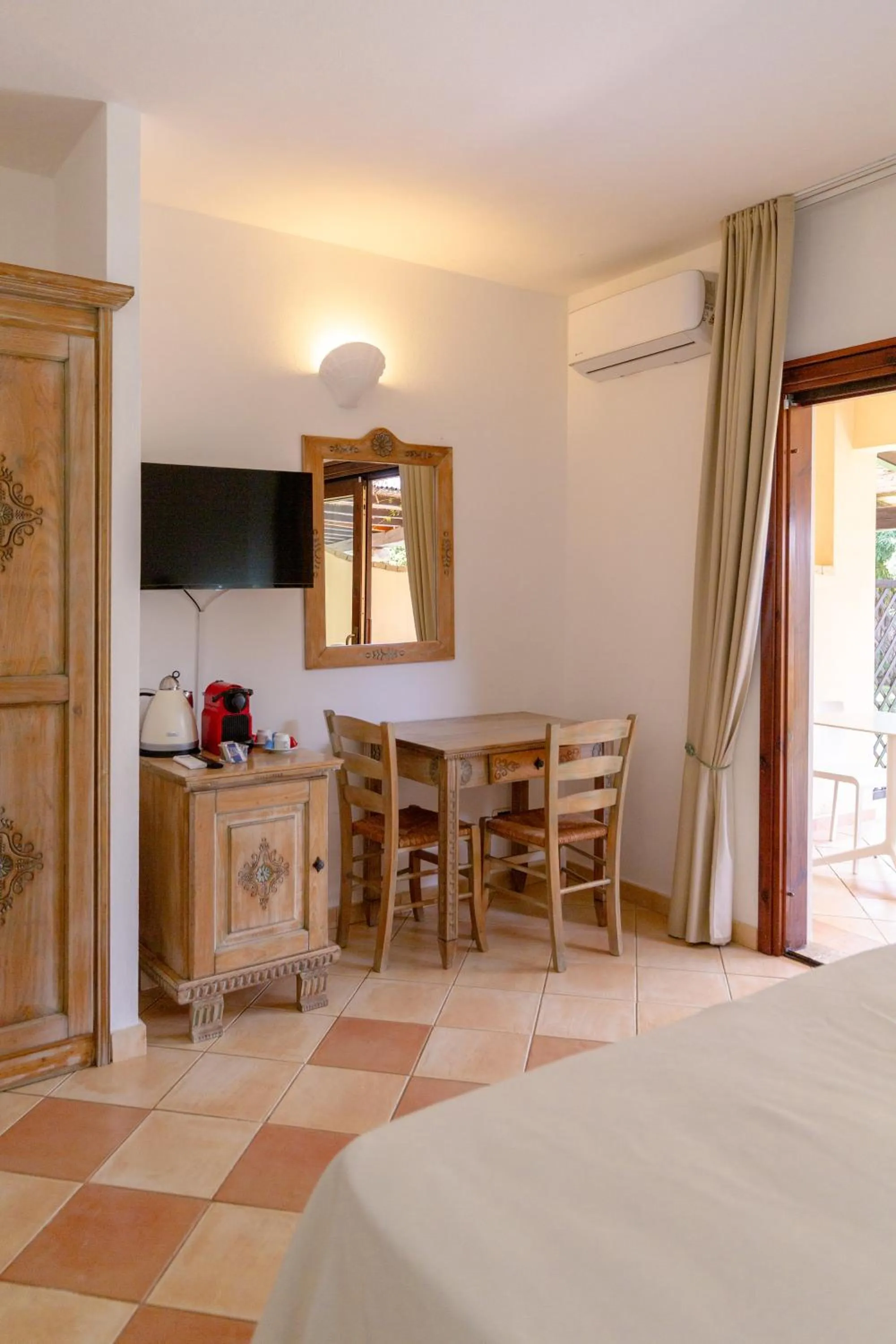 Lunch, Bed in Porto Giunco Residence