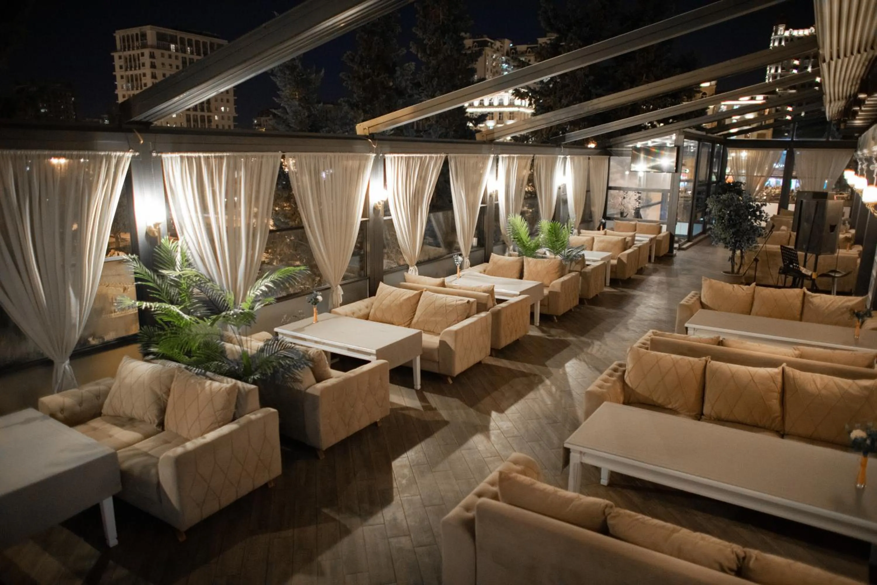 Restaurant/places to eat in Grand Hotel Baku Central Park