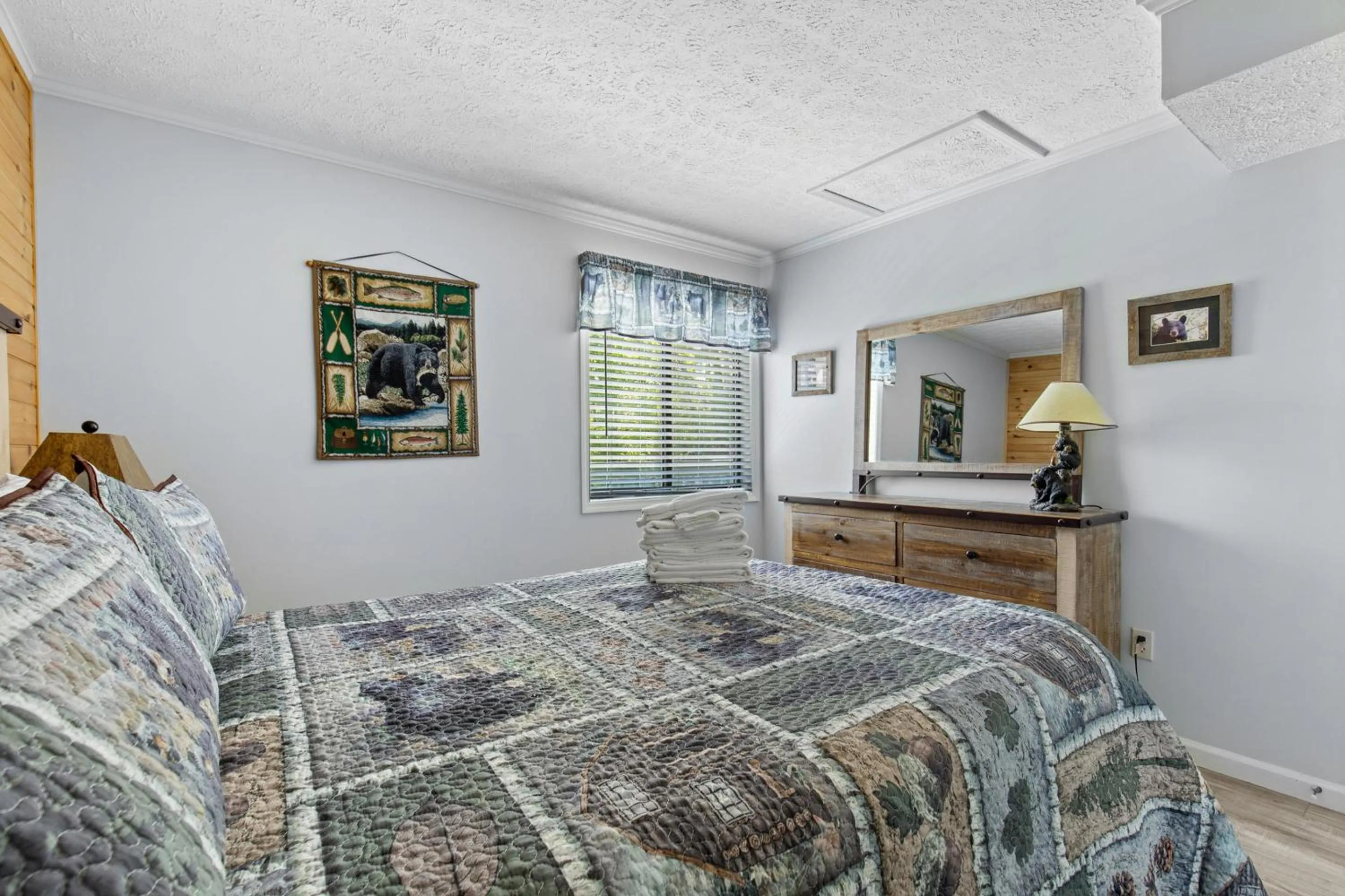 Property building, Bed in Bear Cub Retreat