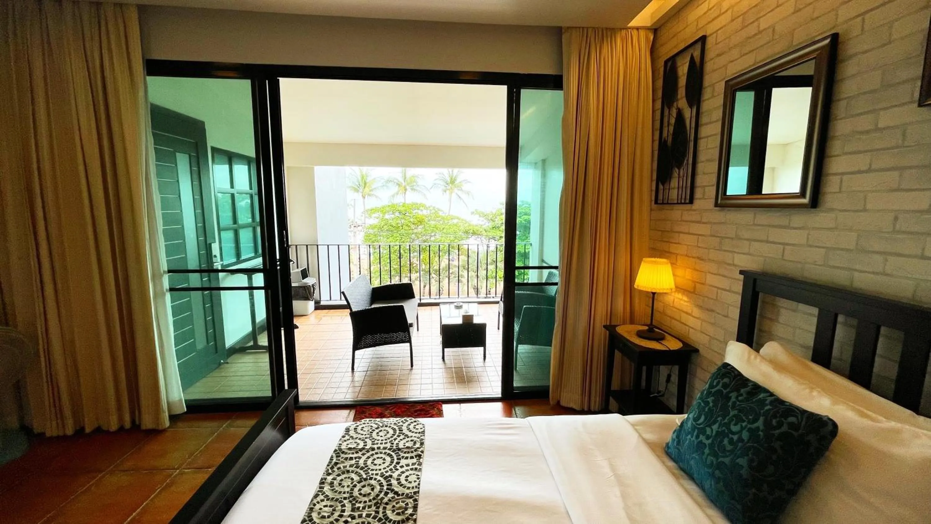 Bedroom, Bed in Beach Gallery House