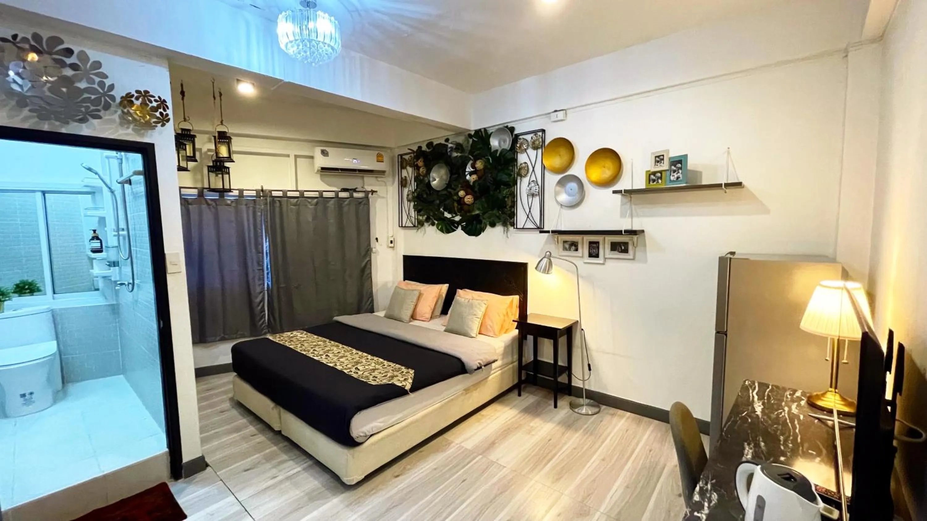 Bedroom, Bed in Beach Gallery House