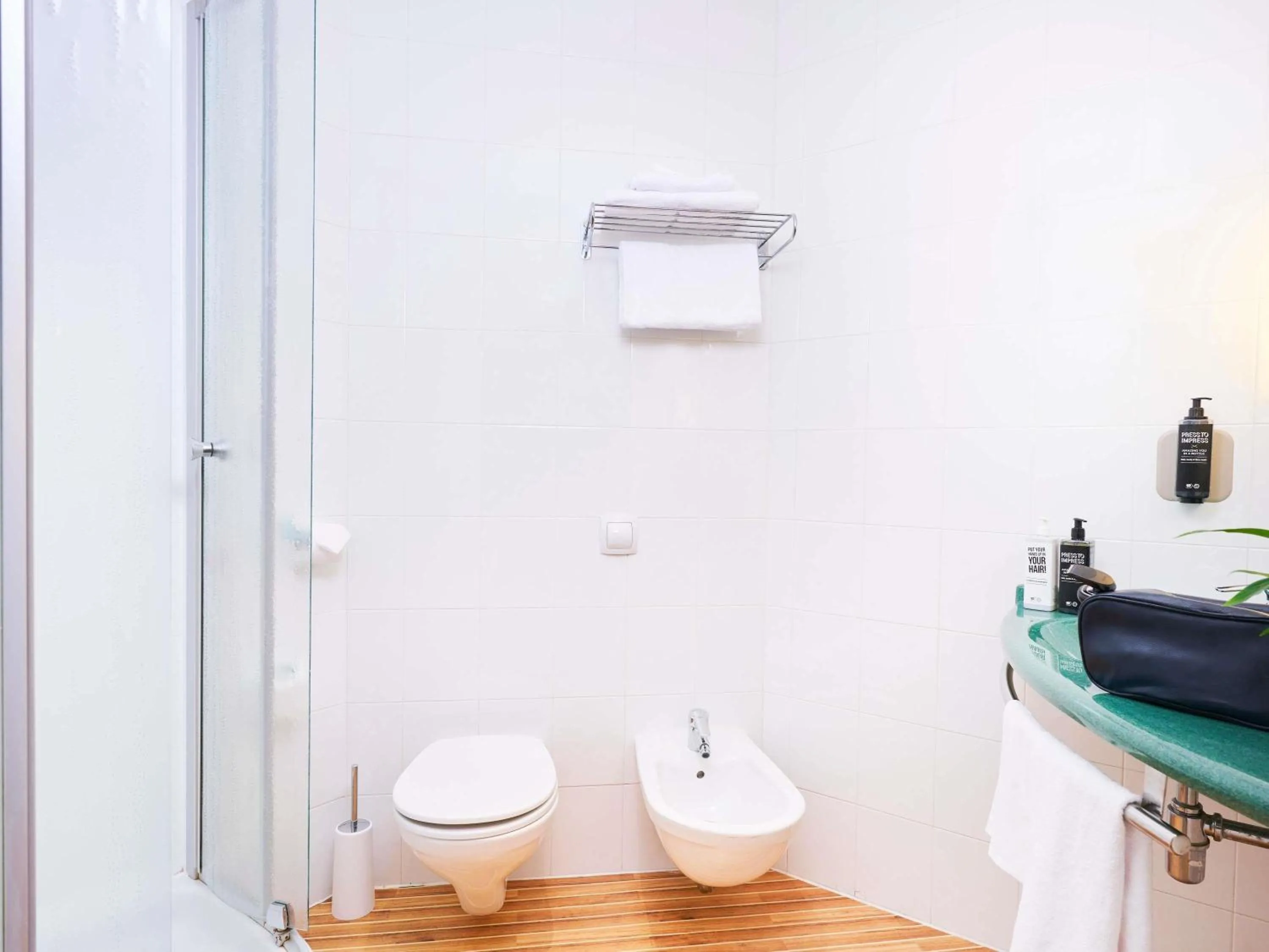 Bedroom in Ibis Como