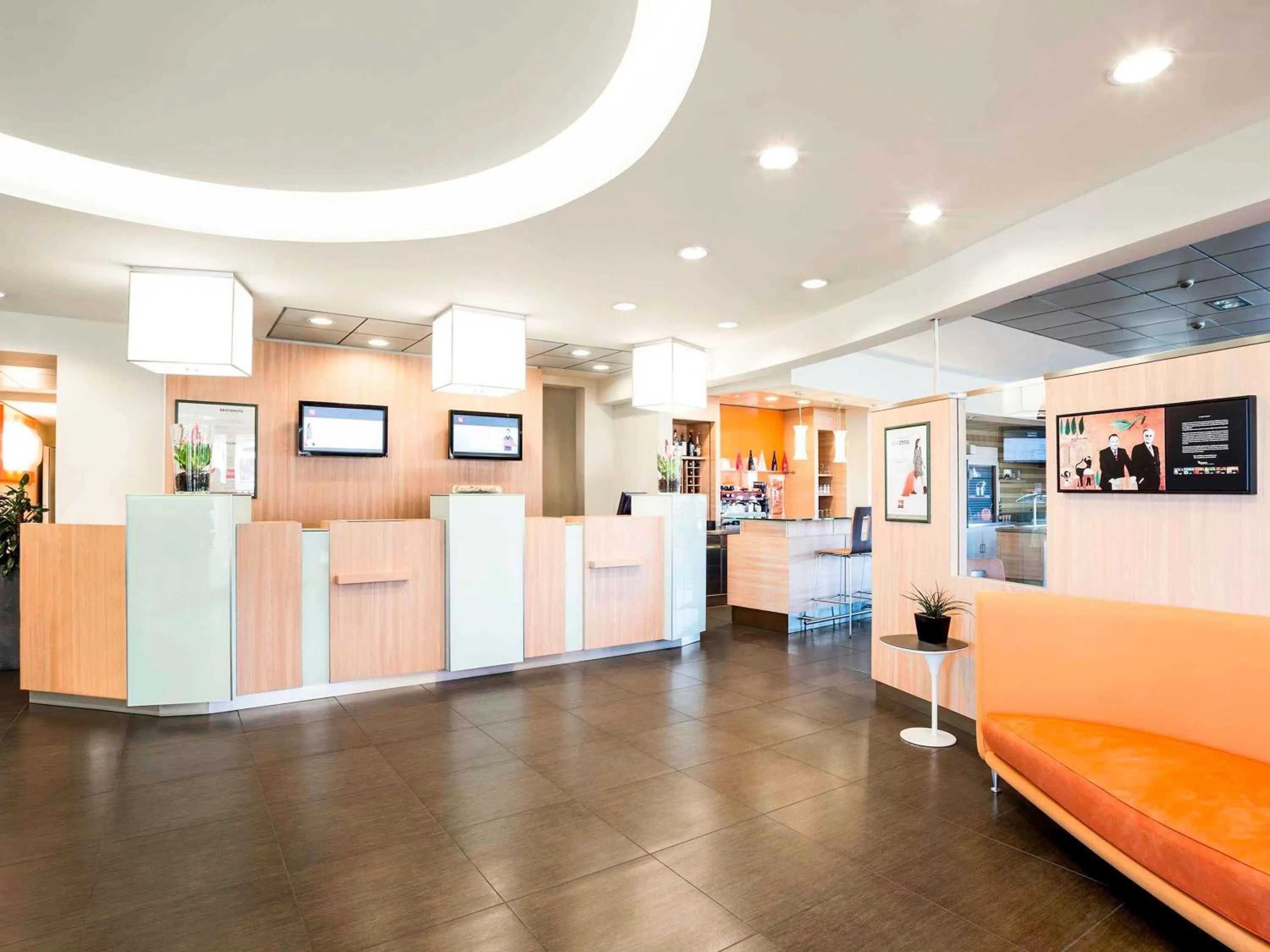 Property building in Ibis Como