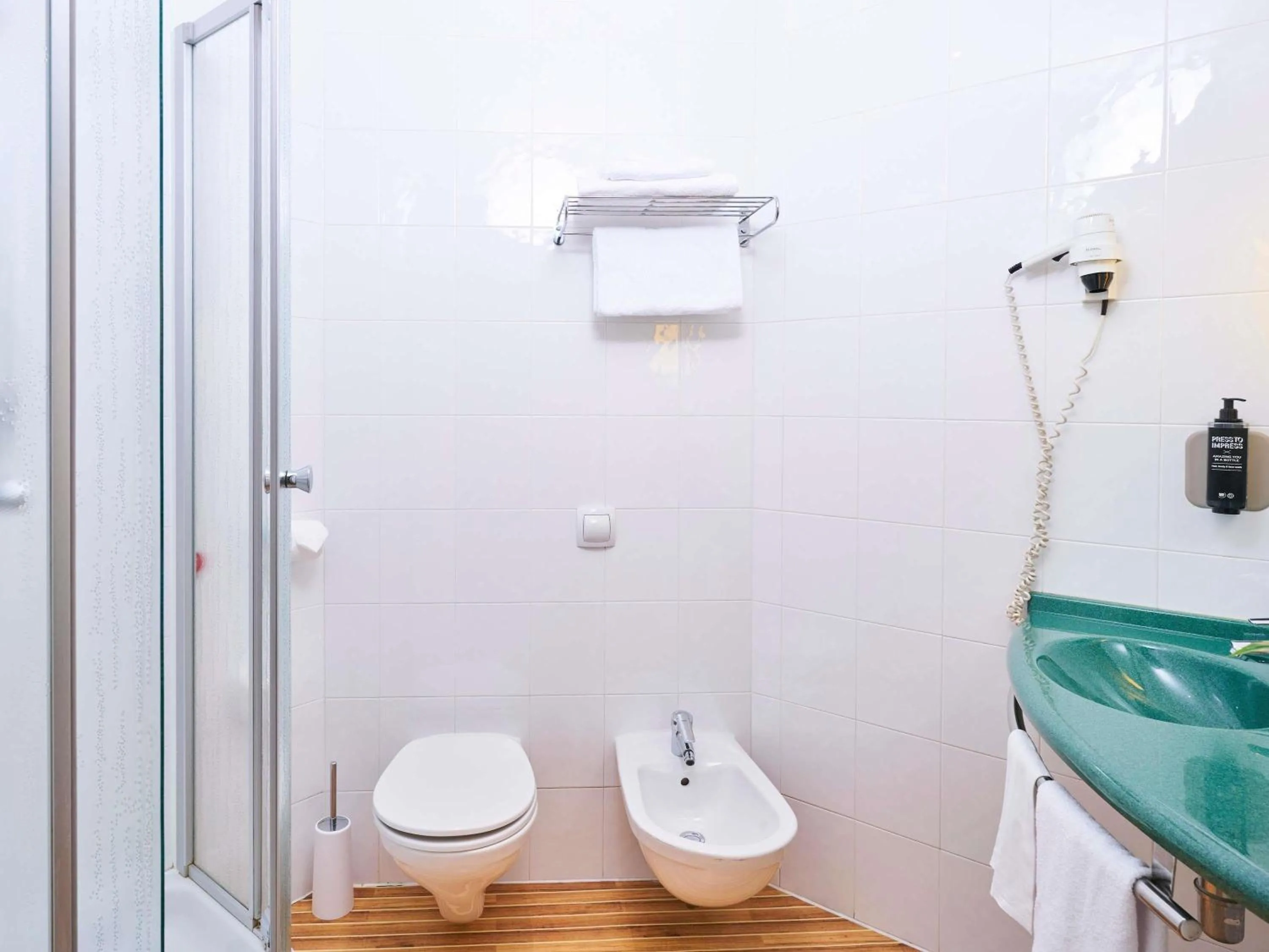 Bedroom in Ibis Como