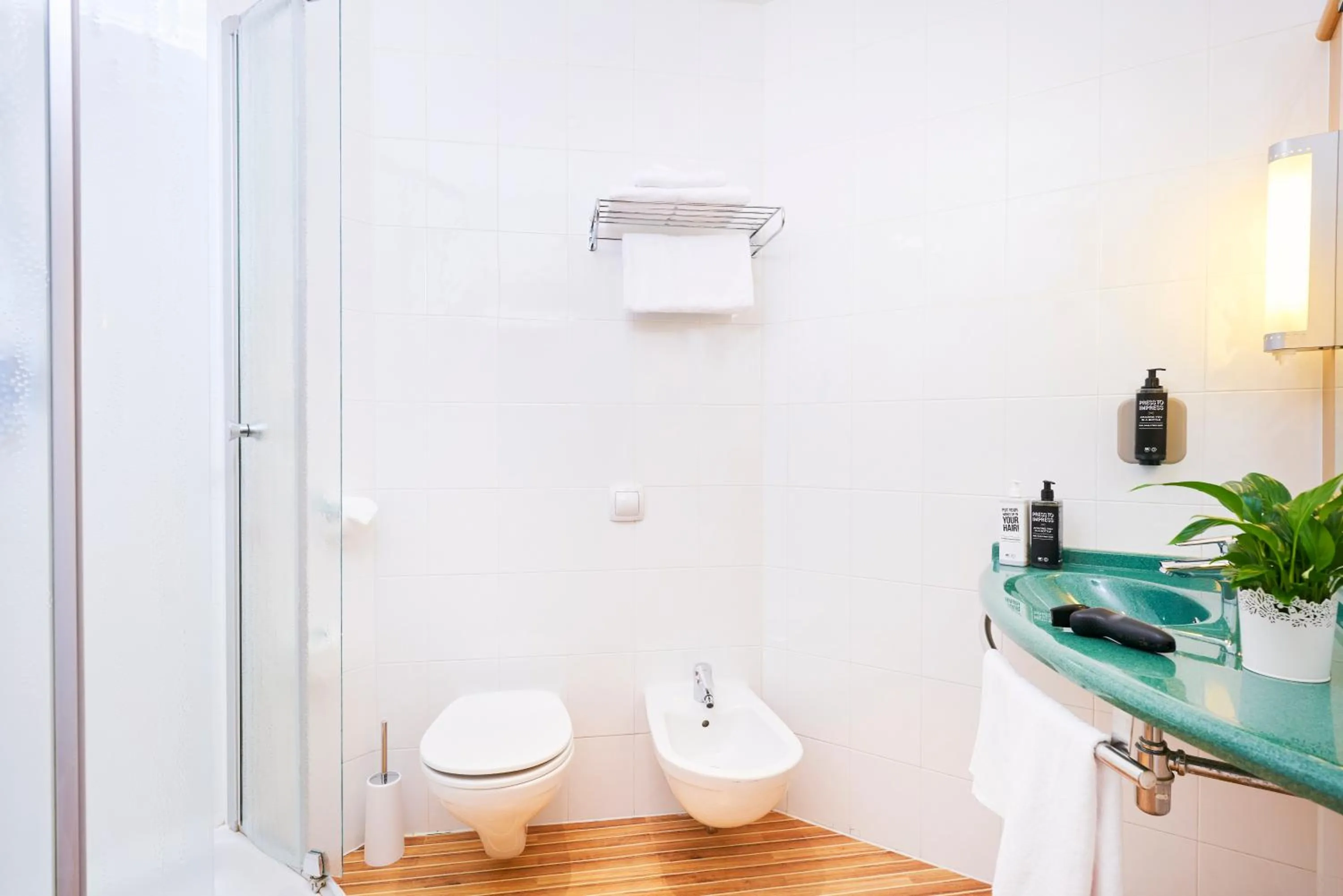 Bathroom in Ibis Como