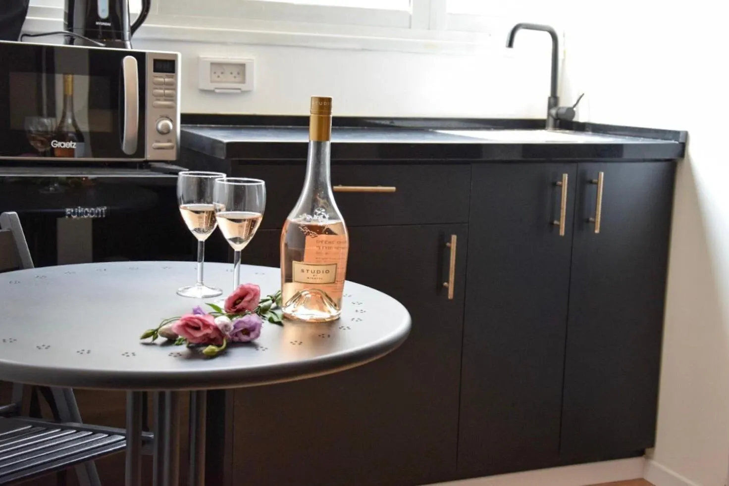 Kitchen or kitchenette in LEVO Urban Studios