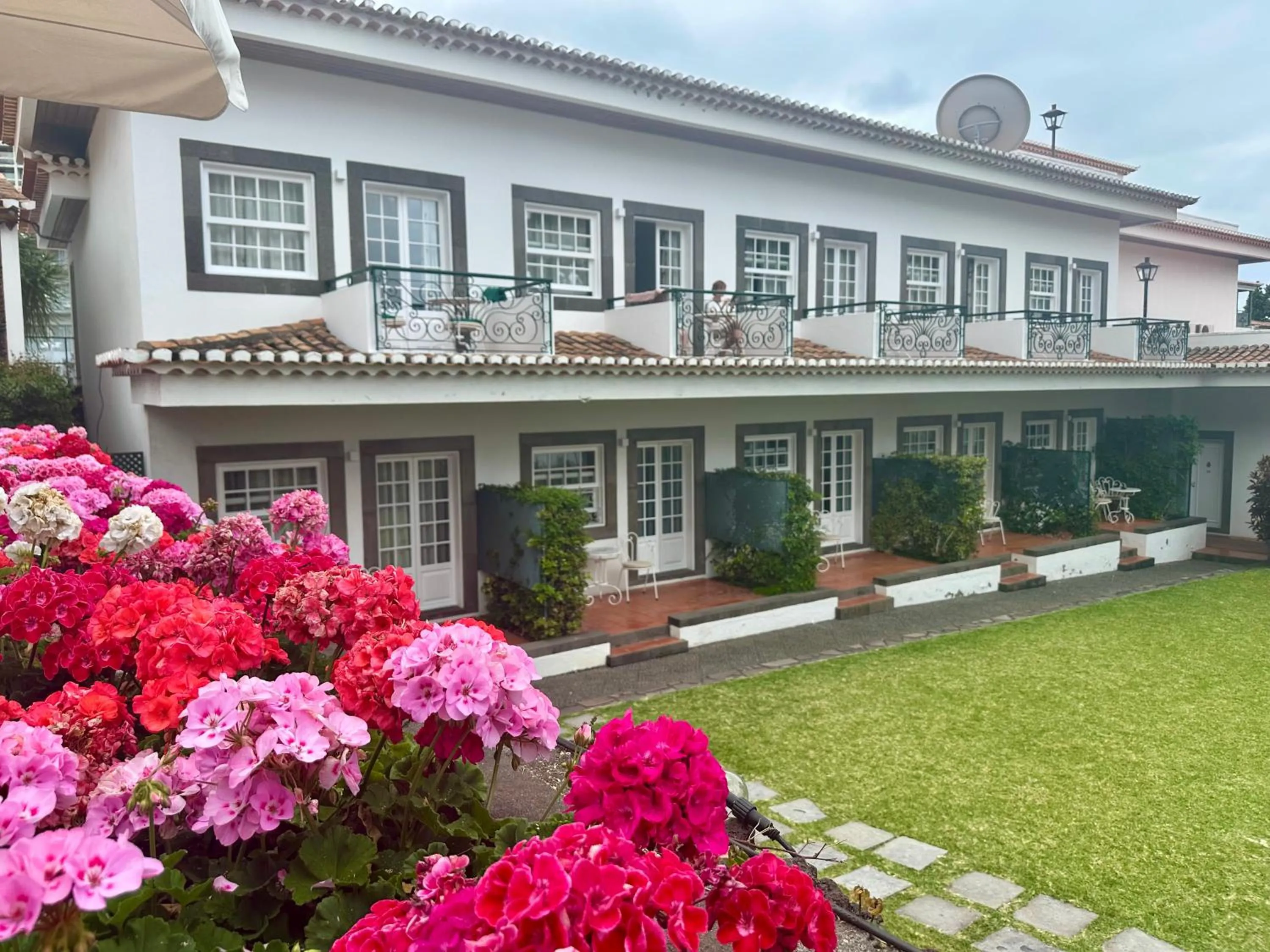Property building in Quinta Da Penha De Franca