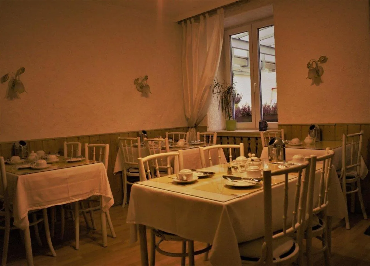 Restaurant/places to eat in Hotel Atlanta