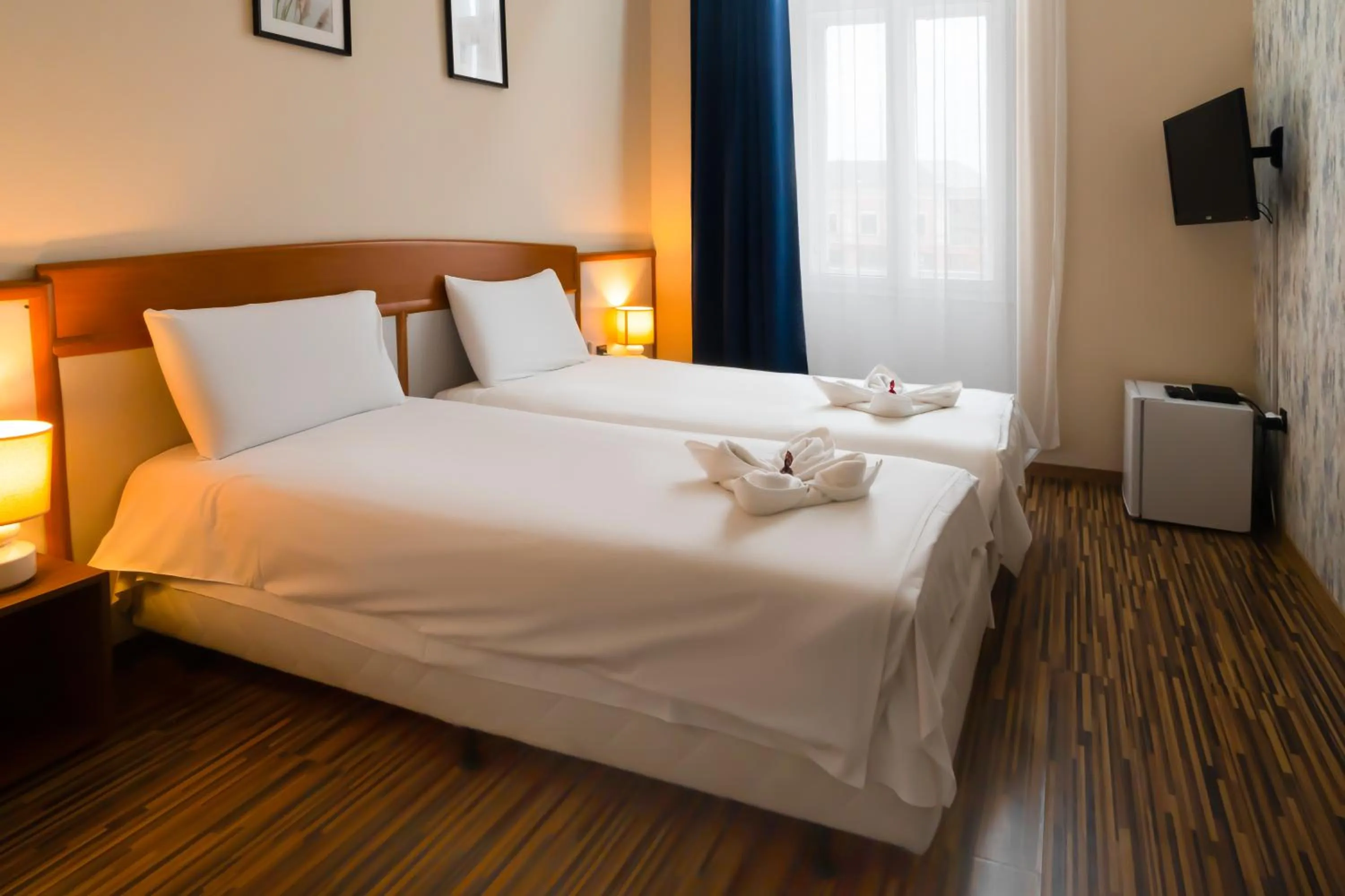 Communal lounge/ TV room, Bed in Korona Hotel