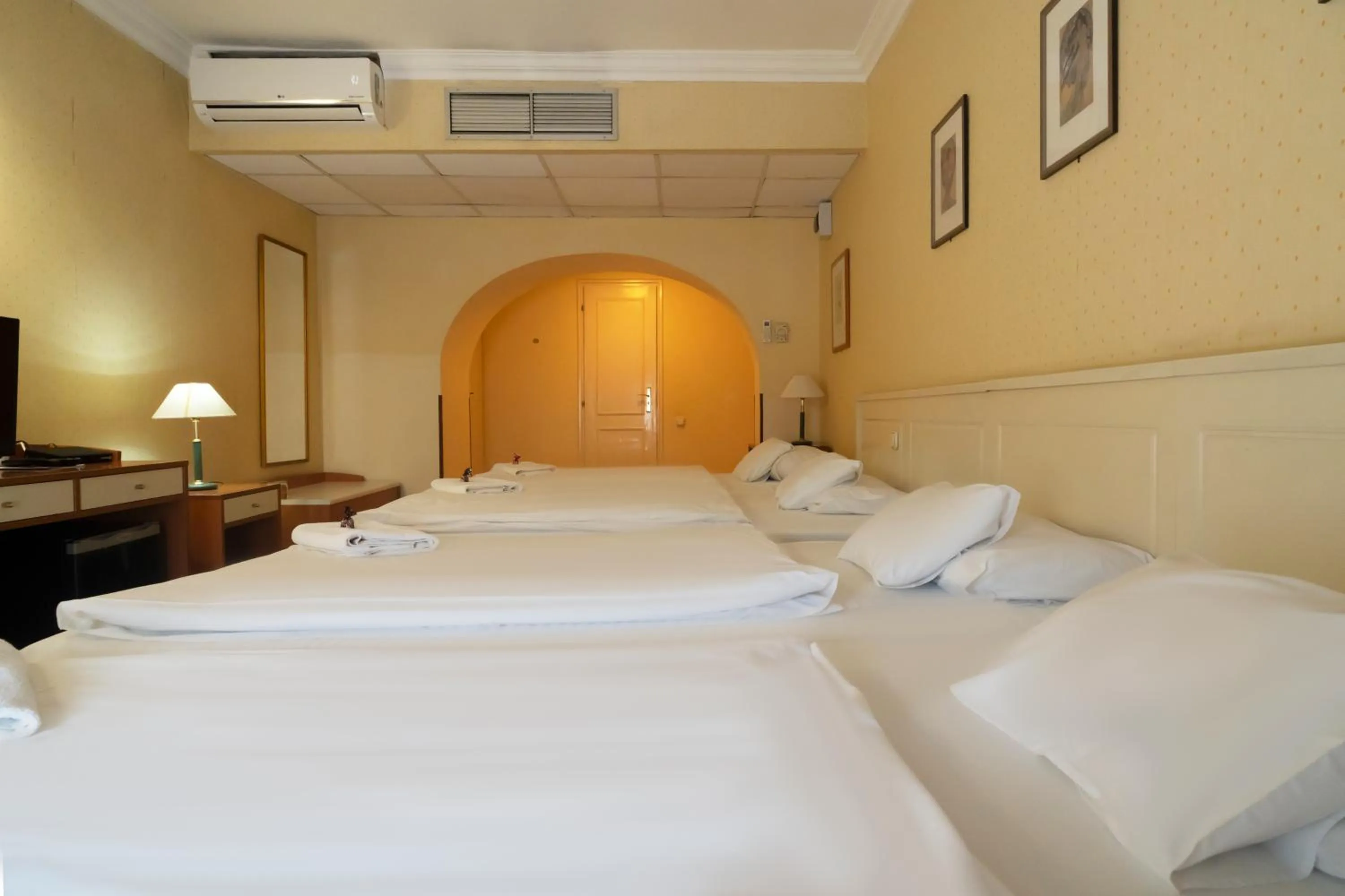 Property building, Bed in Korona Hotel