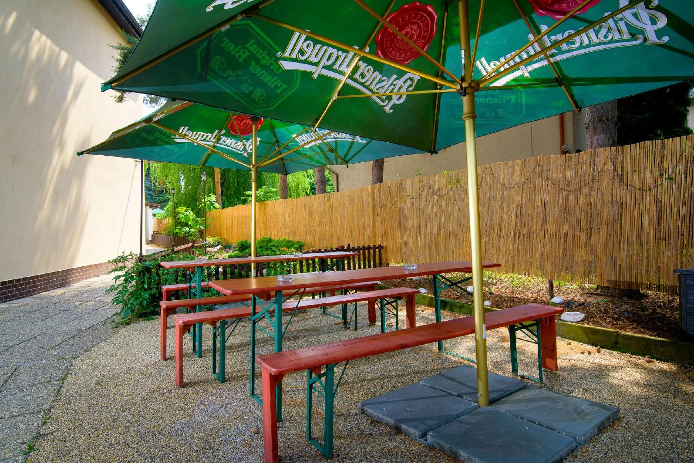 Restaurant/places to eat in Hotel Max