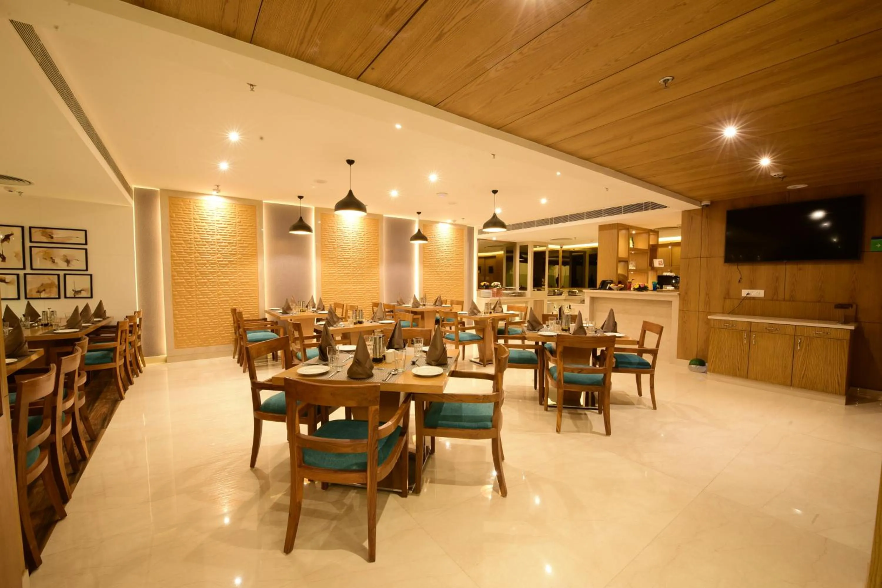 Restaurant/places to eat in SureStay Plus by Best Western Amritsar